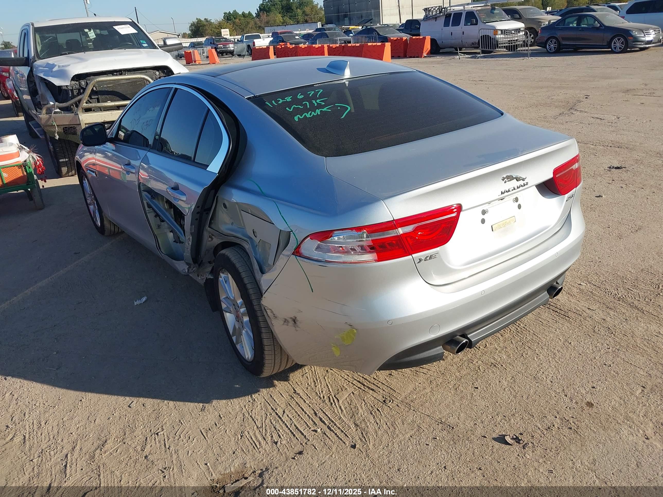 JAGUAR XE image 3