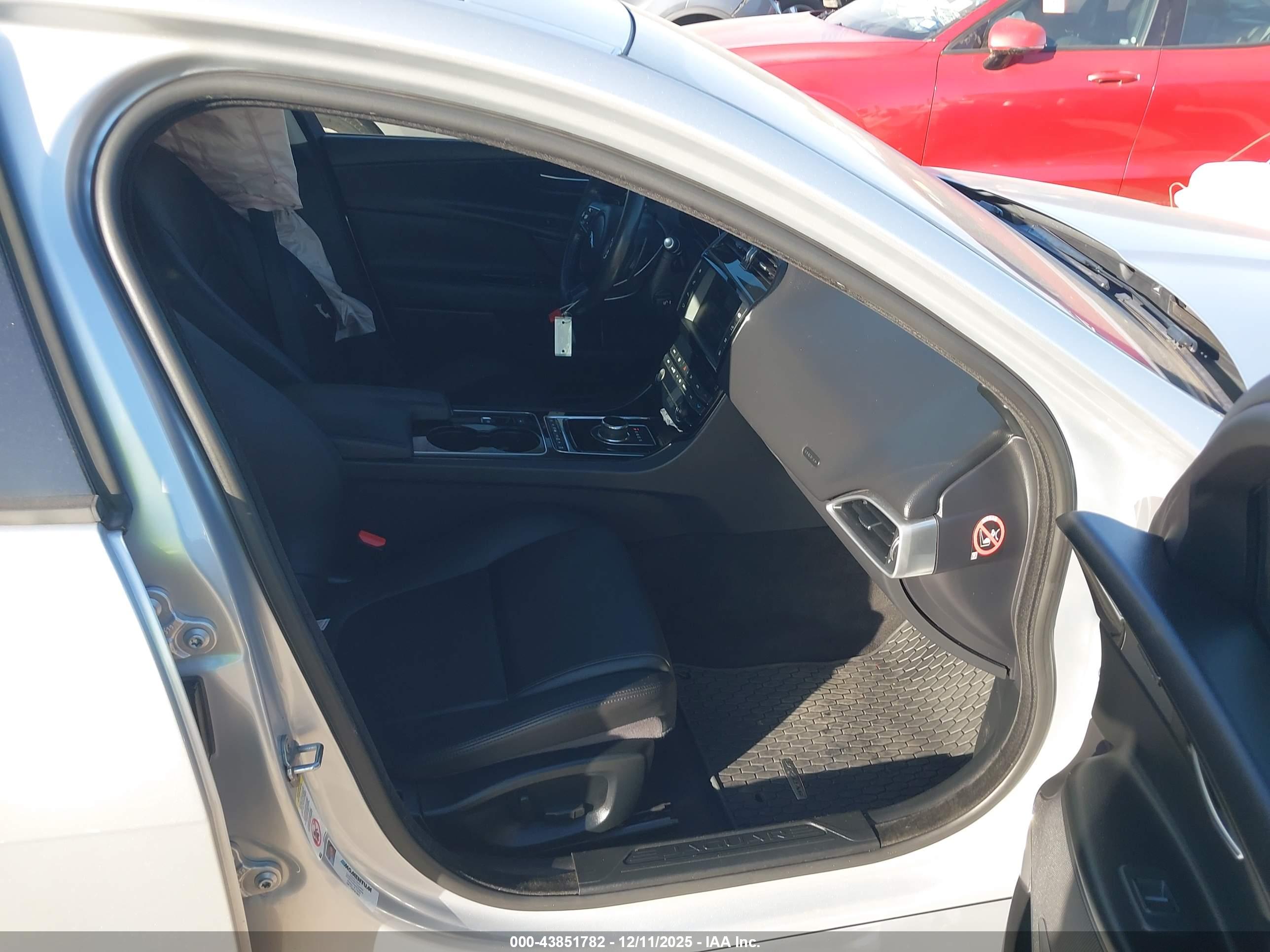 JAGUAR XE image 5