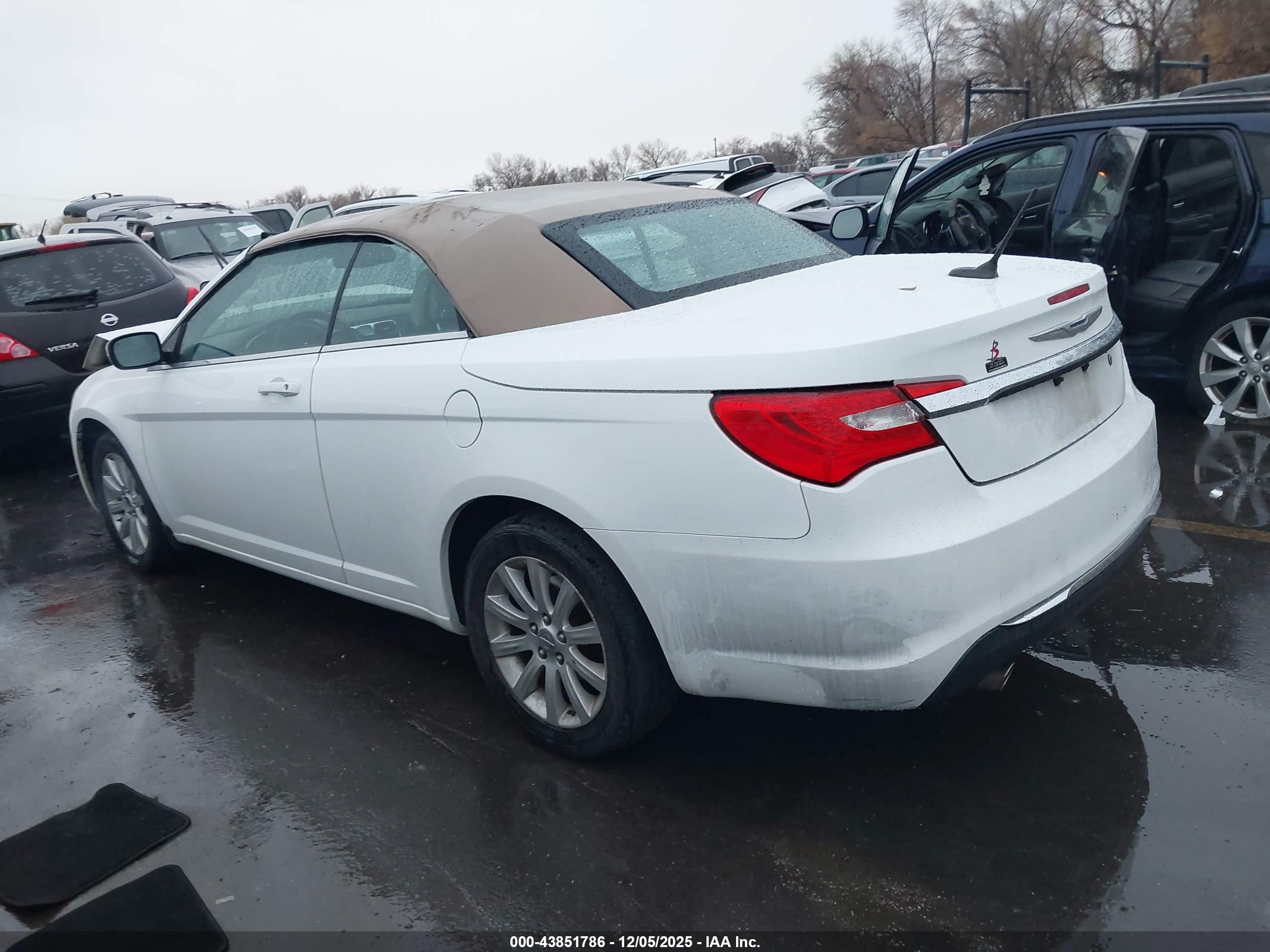 CHRYSLER 200 image 3