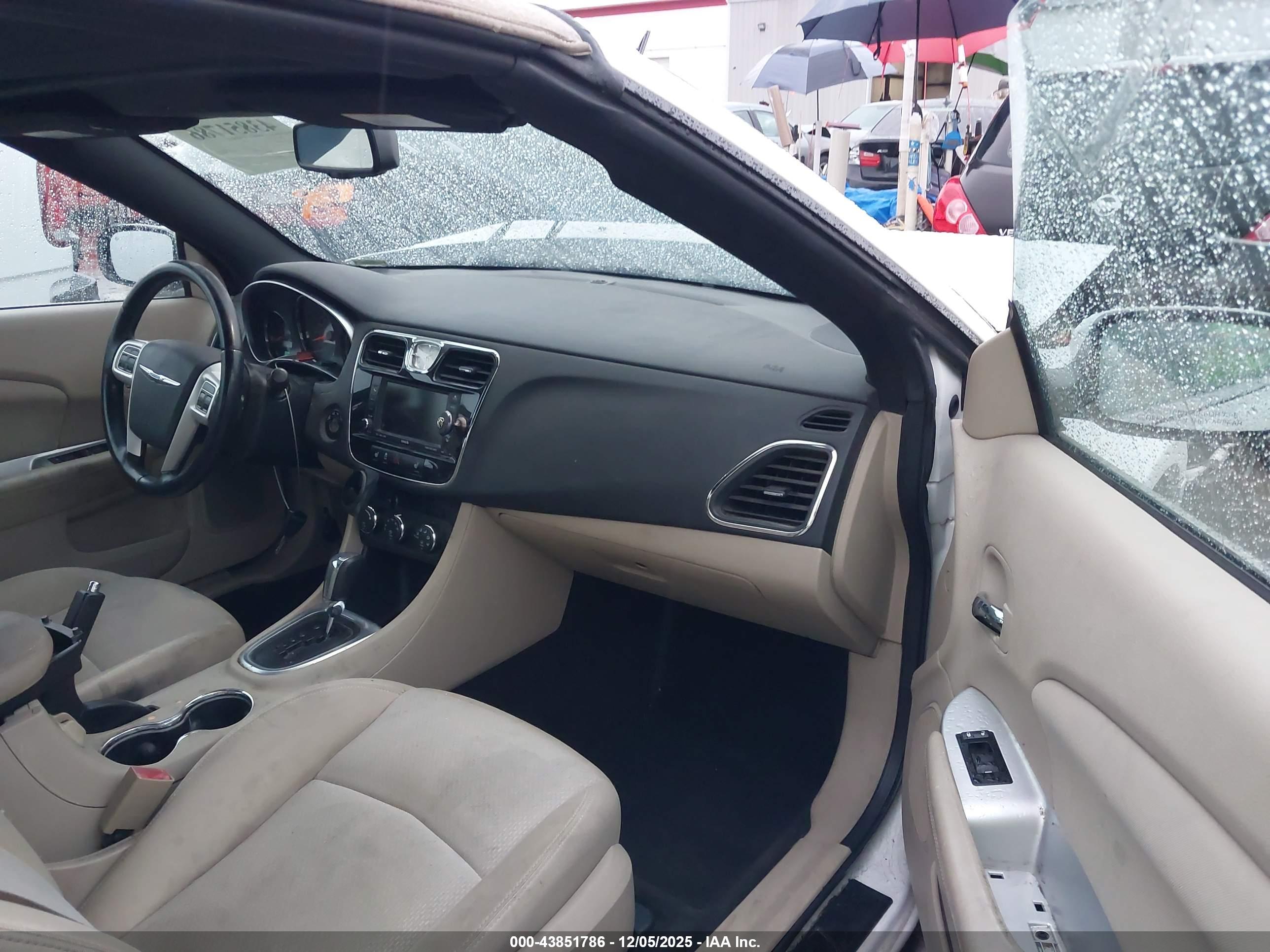 CHRYSLER 200 image 5