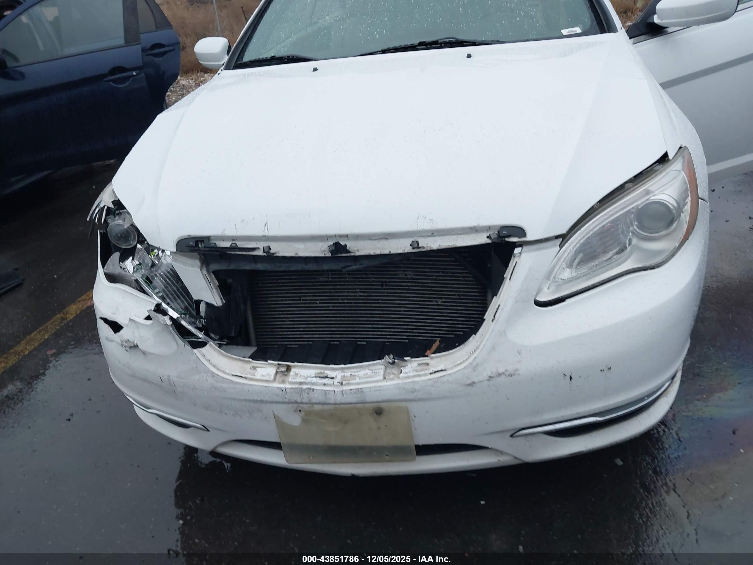 CHRYSLER 200 image 6