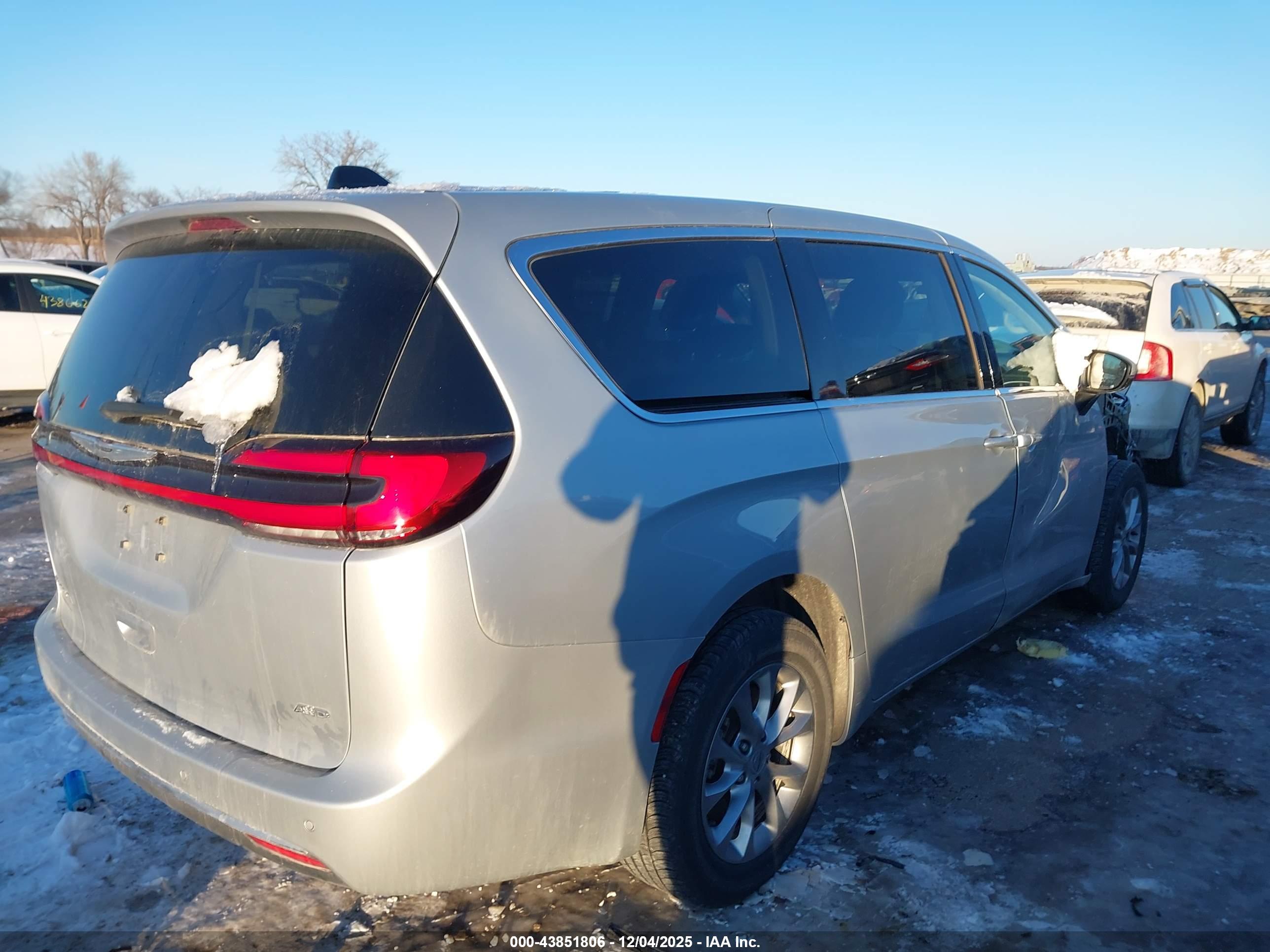 CHRYSLER PACIFICA image 4