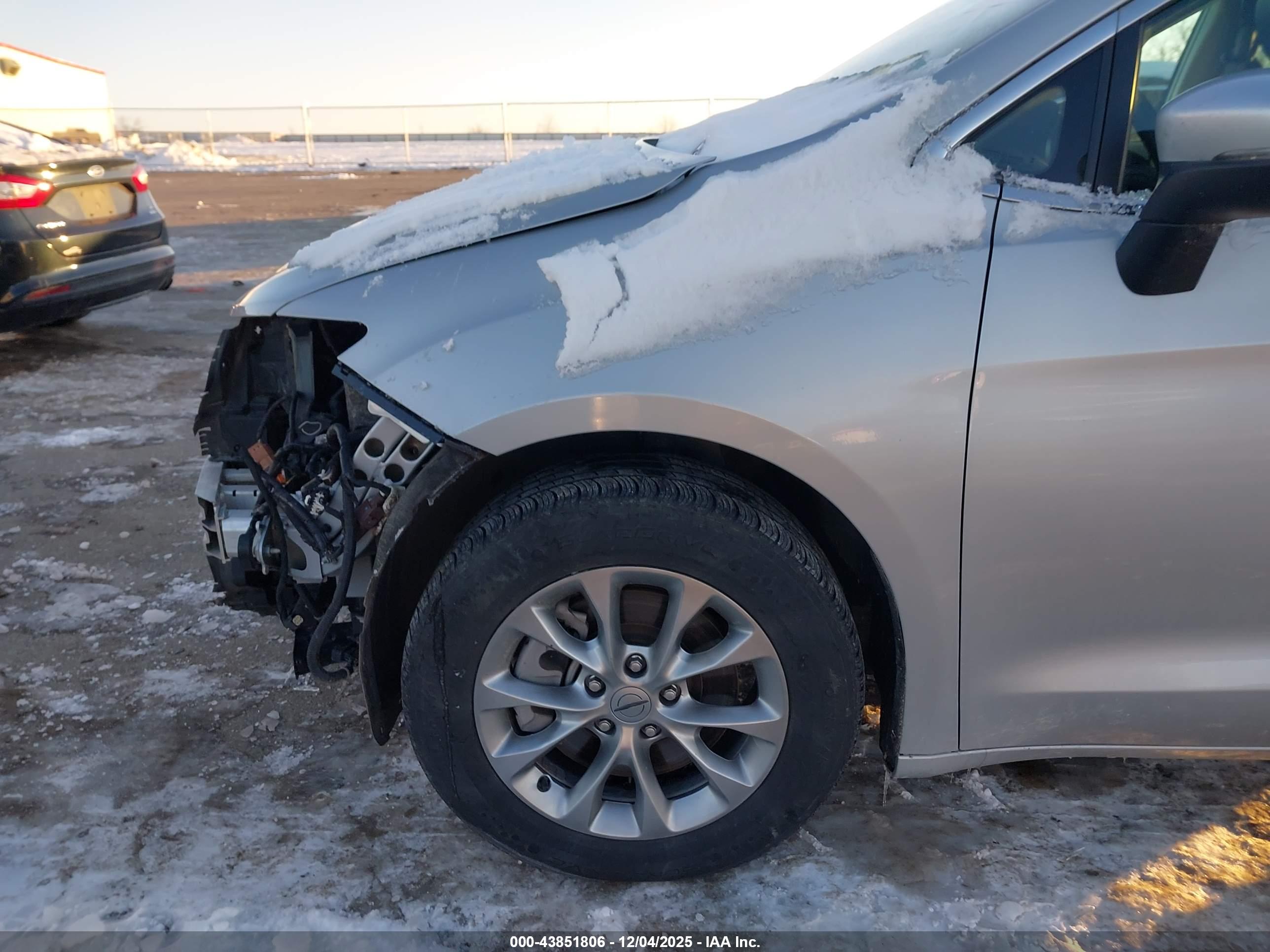 CHRYSLER PACIFICA image 6