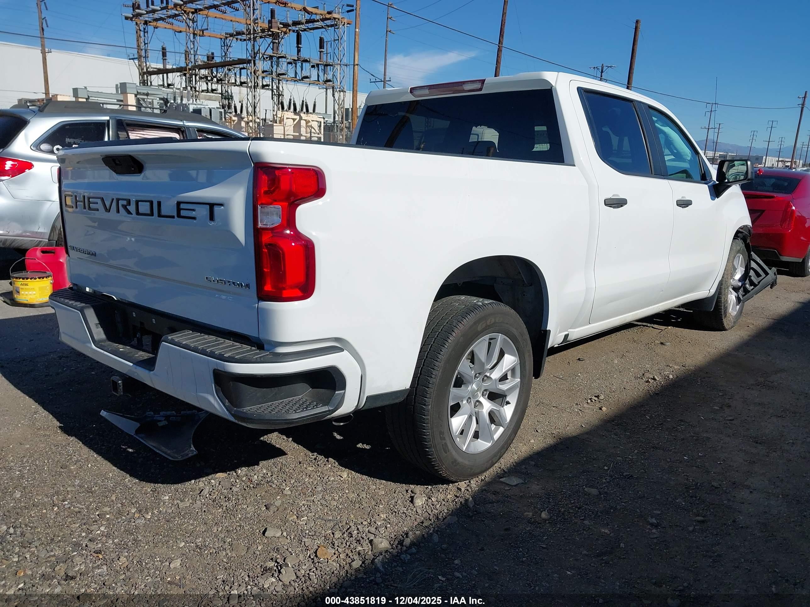CHEVROLET SILVERADO image 4