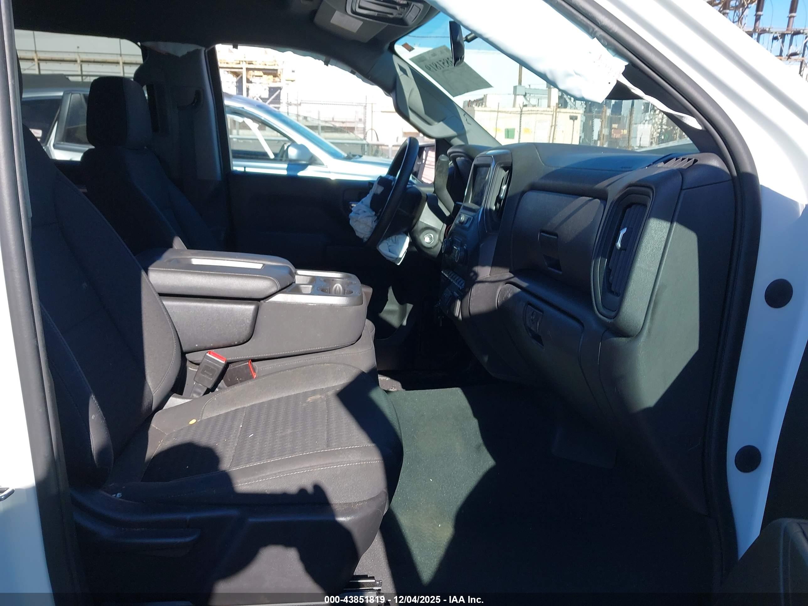 CHEVROLET SILVERADO image 5