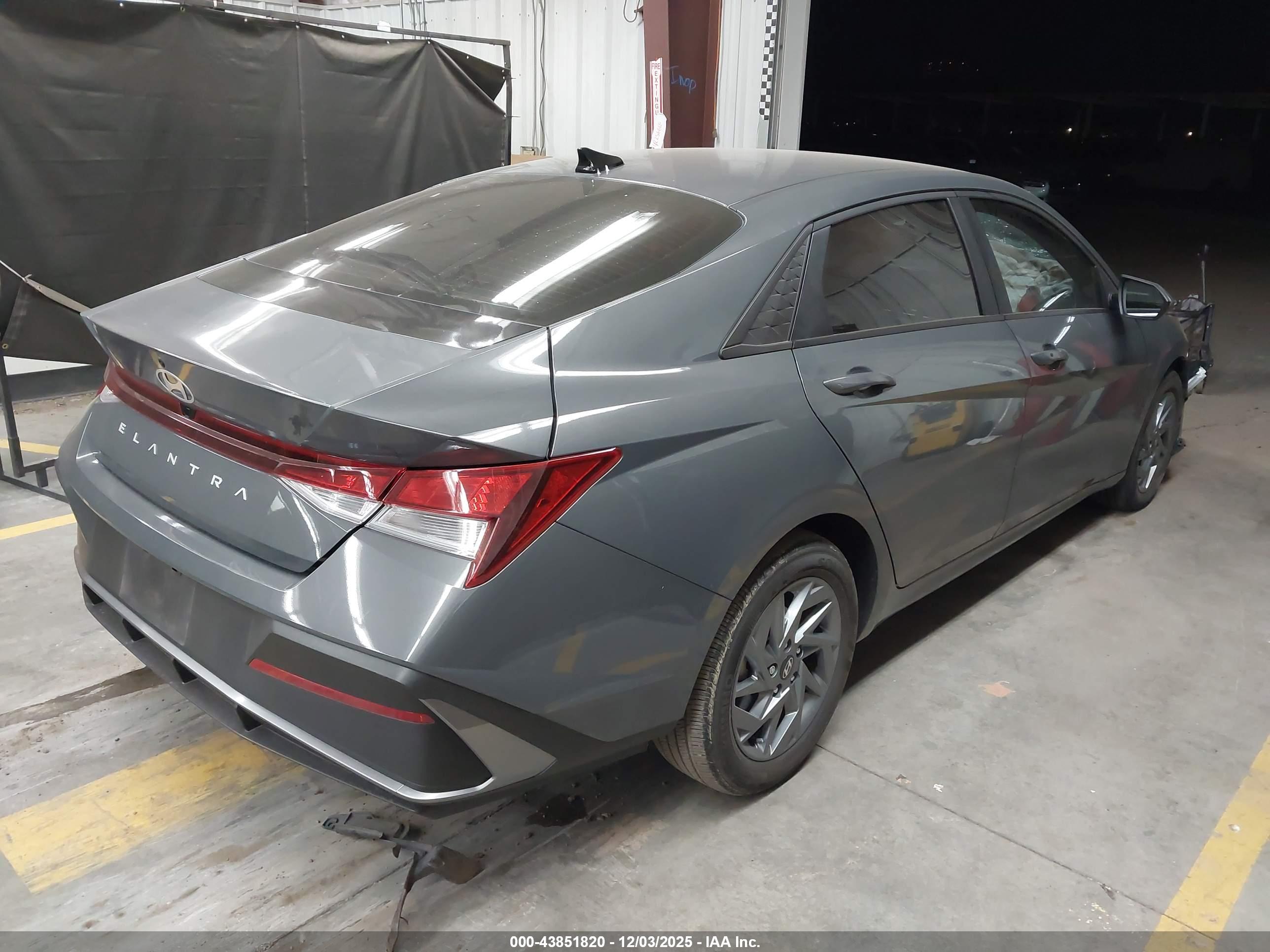 HYUNDAI ELANTRA image 4