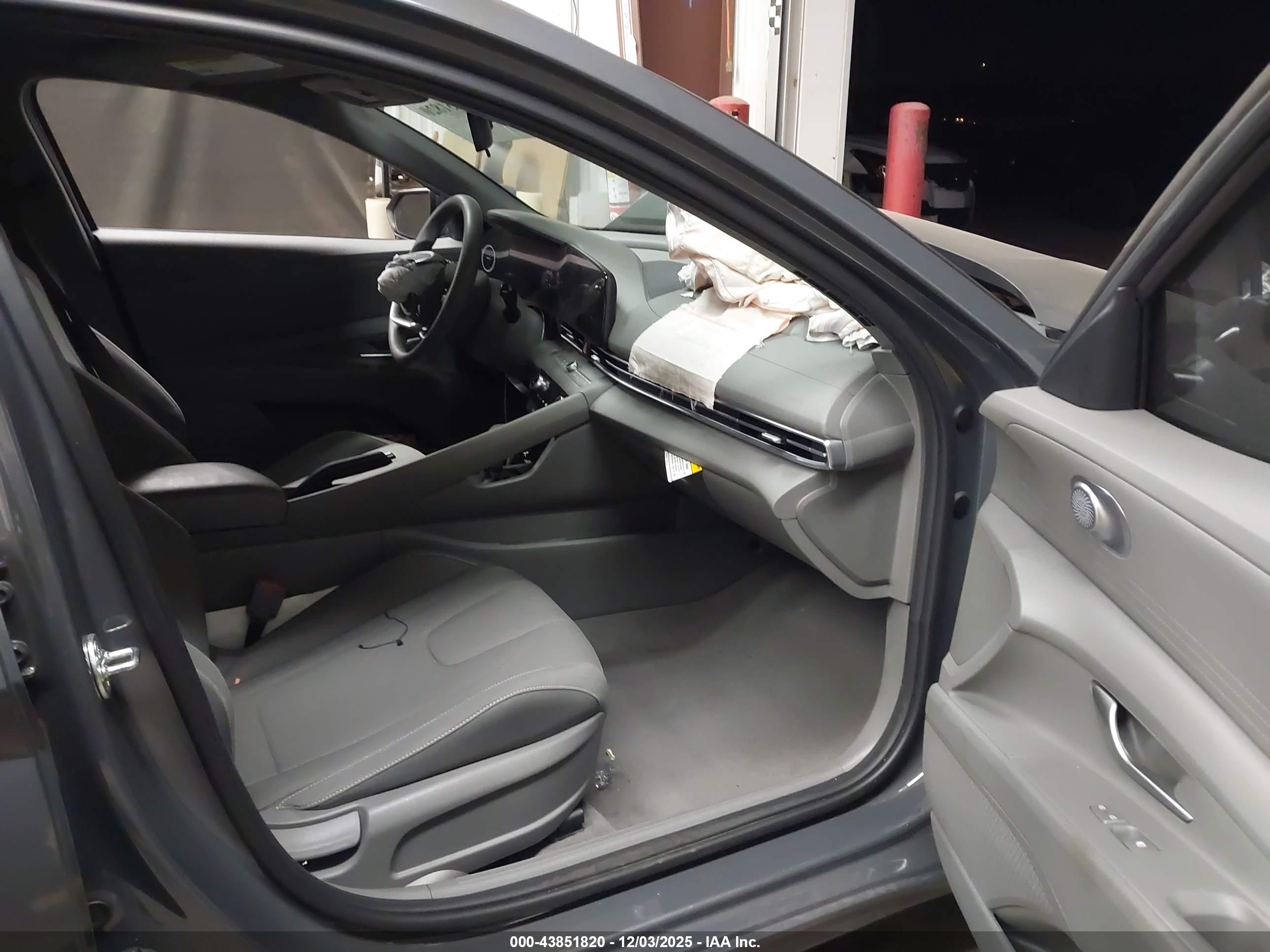 HYUNDAI ELANTRA image 5