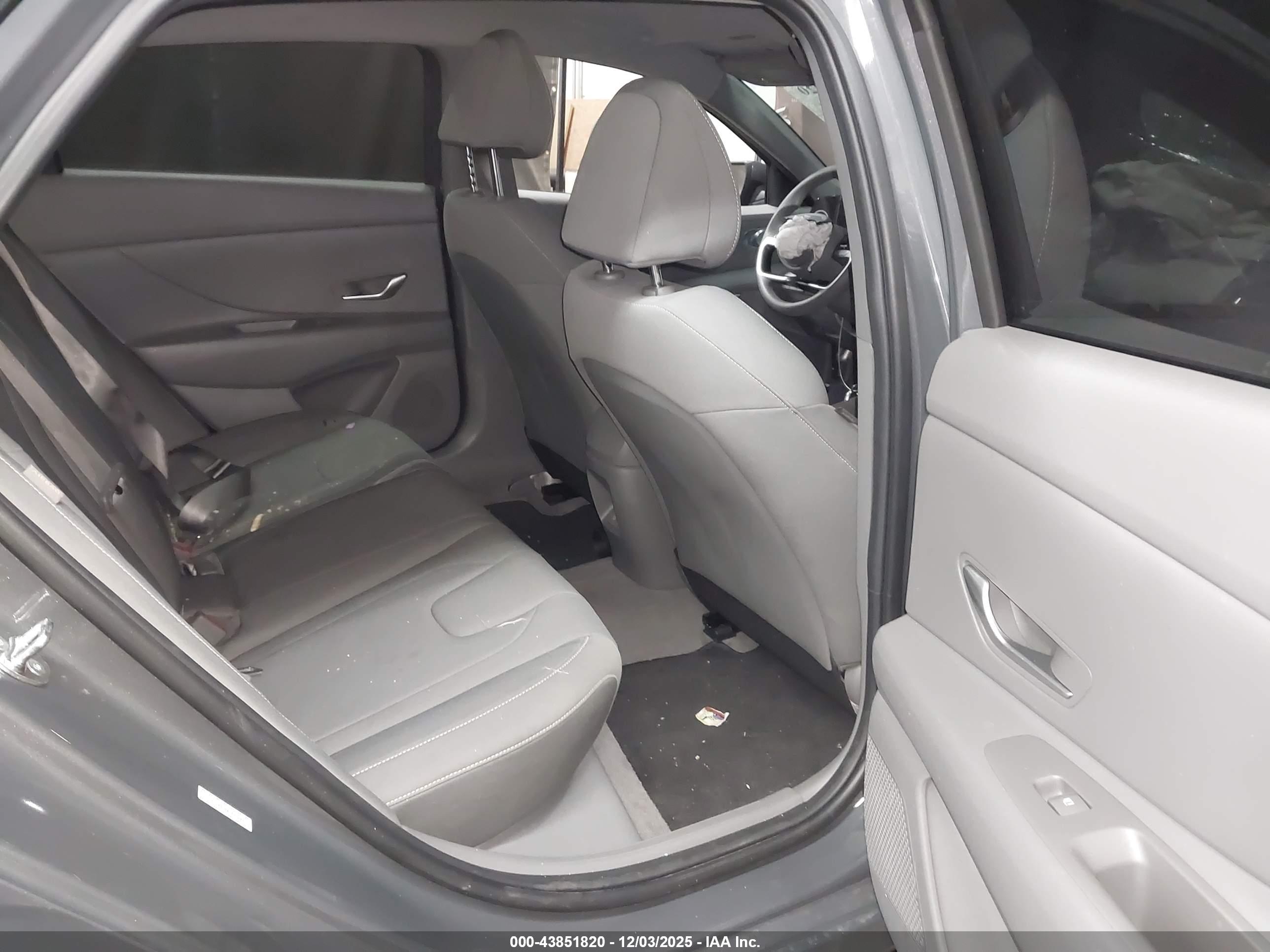 HYUNDAI ELANTRA image 8