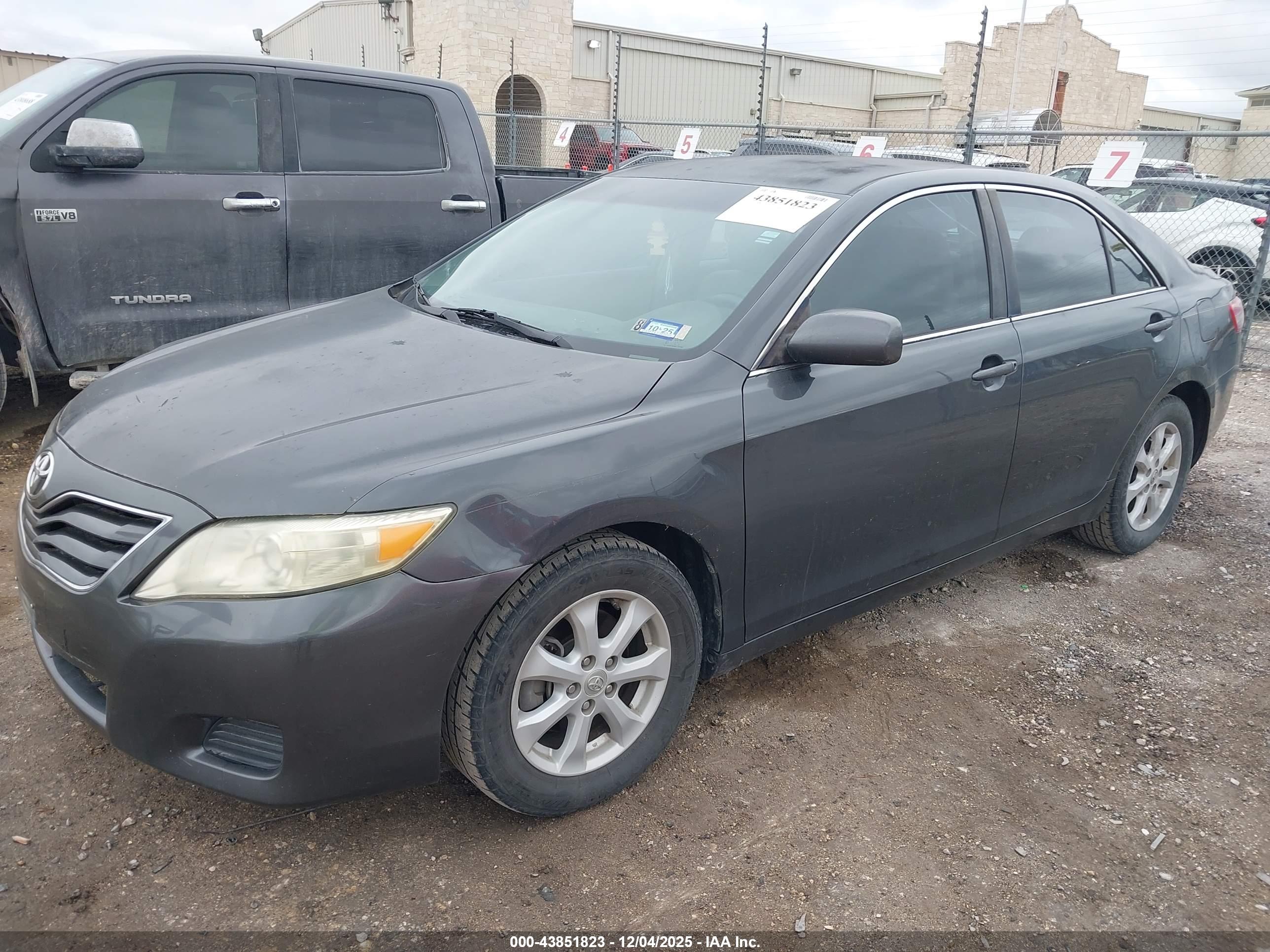TOYOTA CAMRY image 2