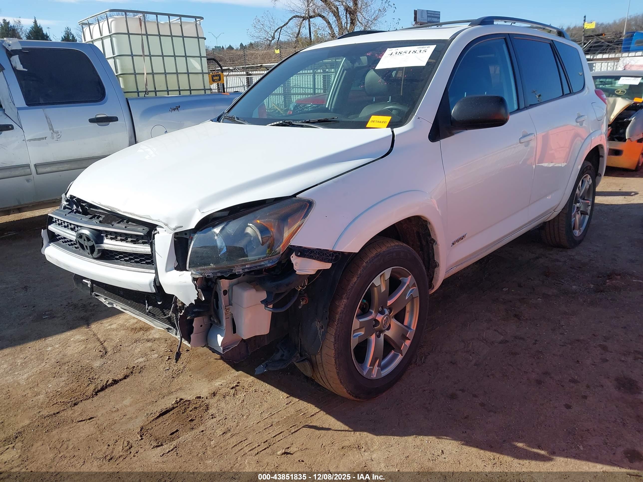 TOYOTA RAV4 image 2