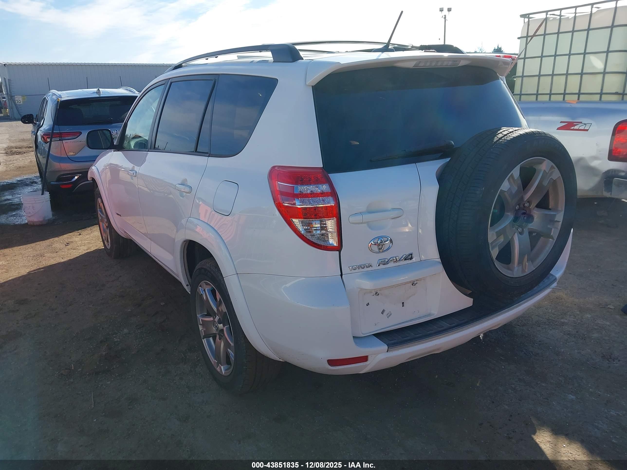 TOYOTA RAV4 image 3