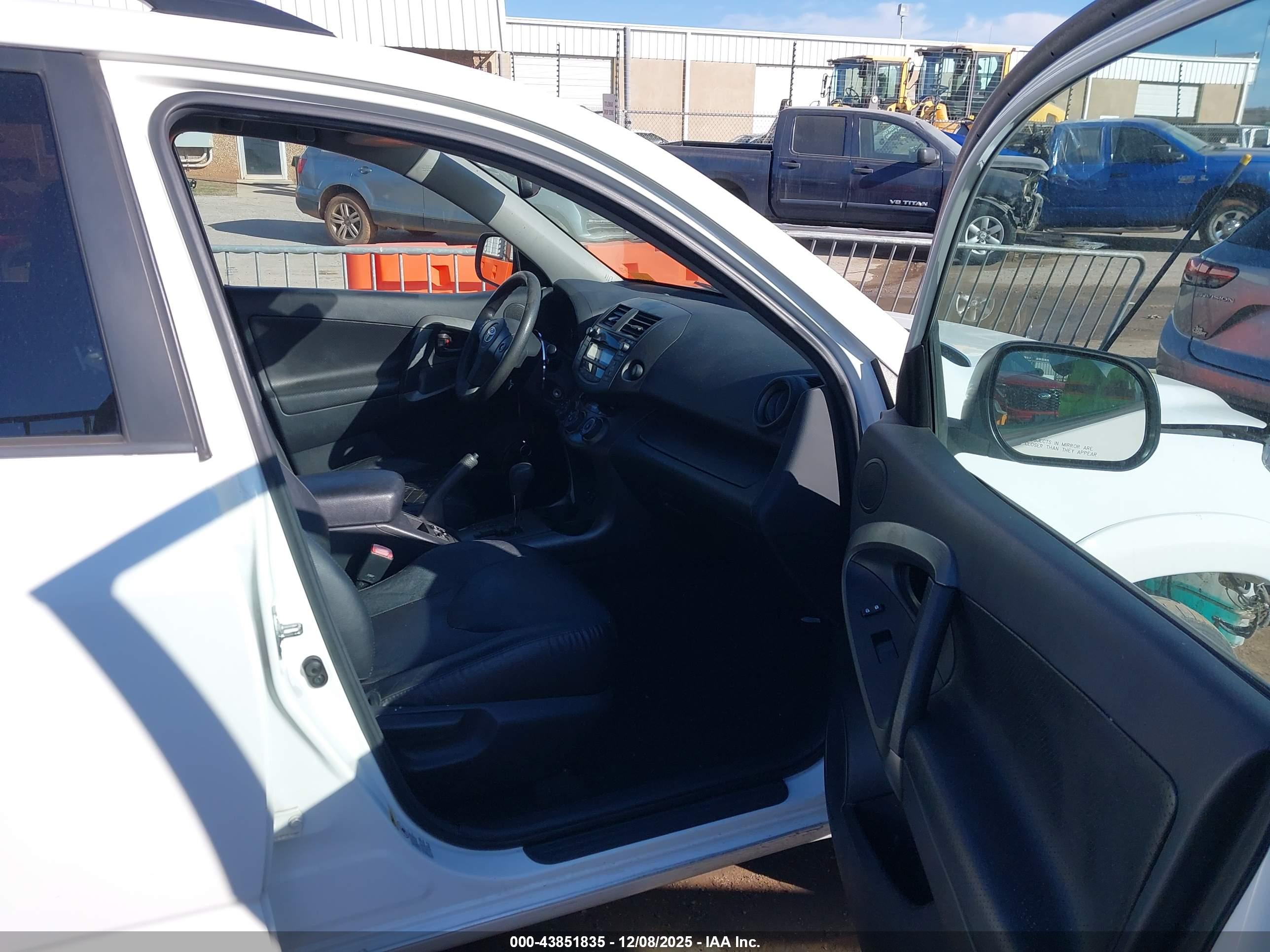 TOYOTA RAV4 image 5