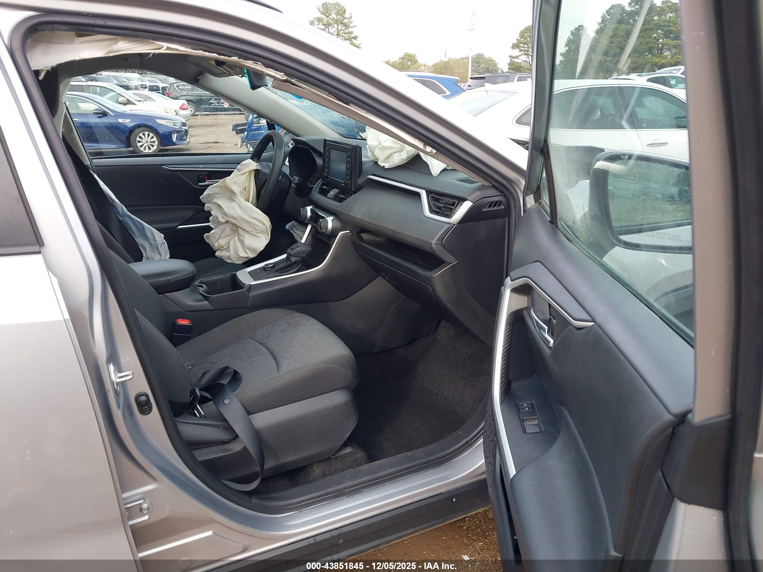 TOYOTA RAV4 image 5