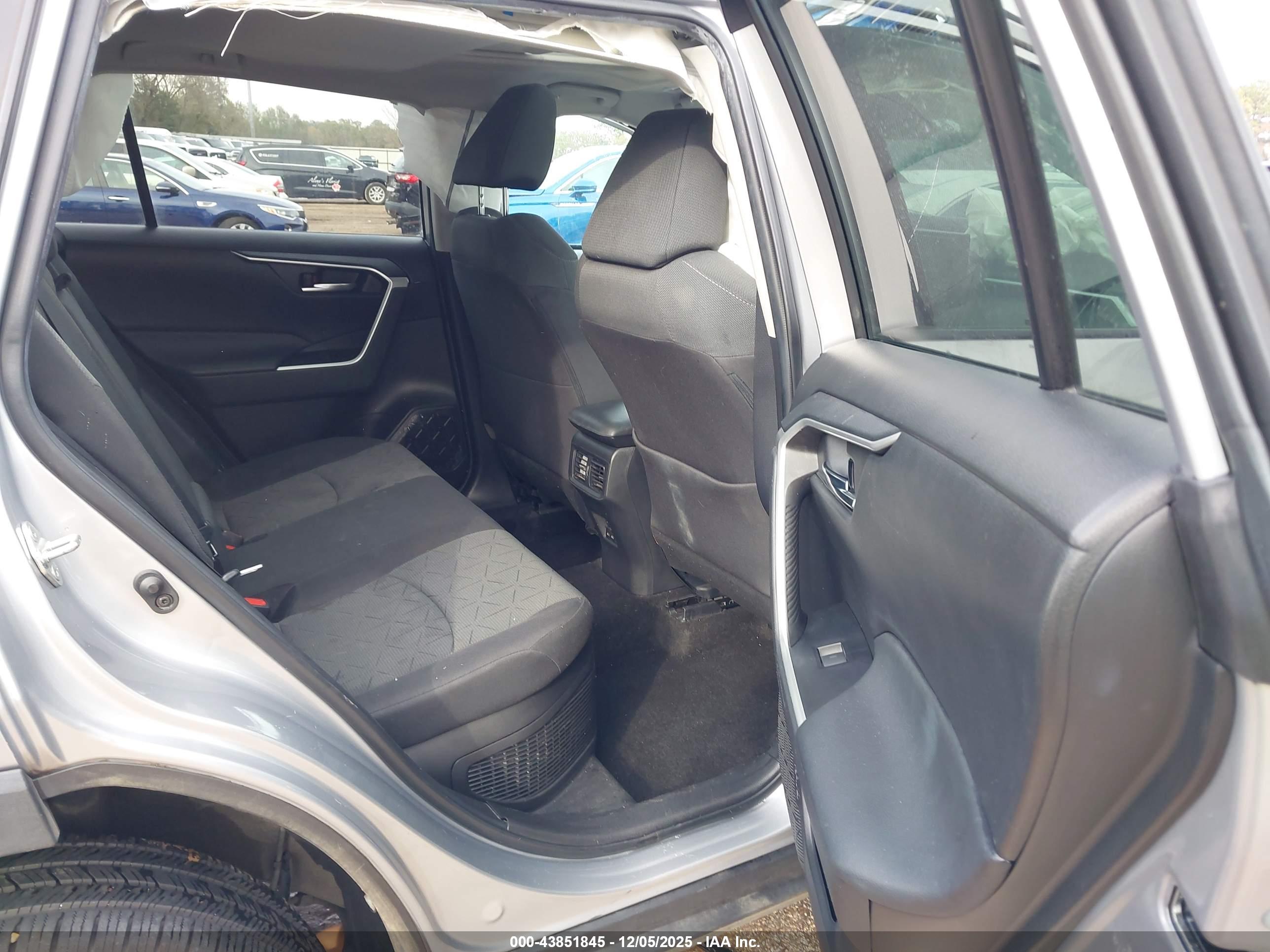 TOYOTA RAV4 image 8