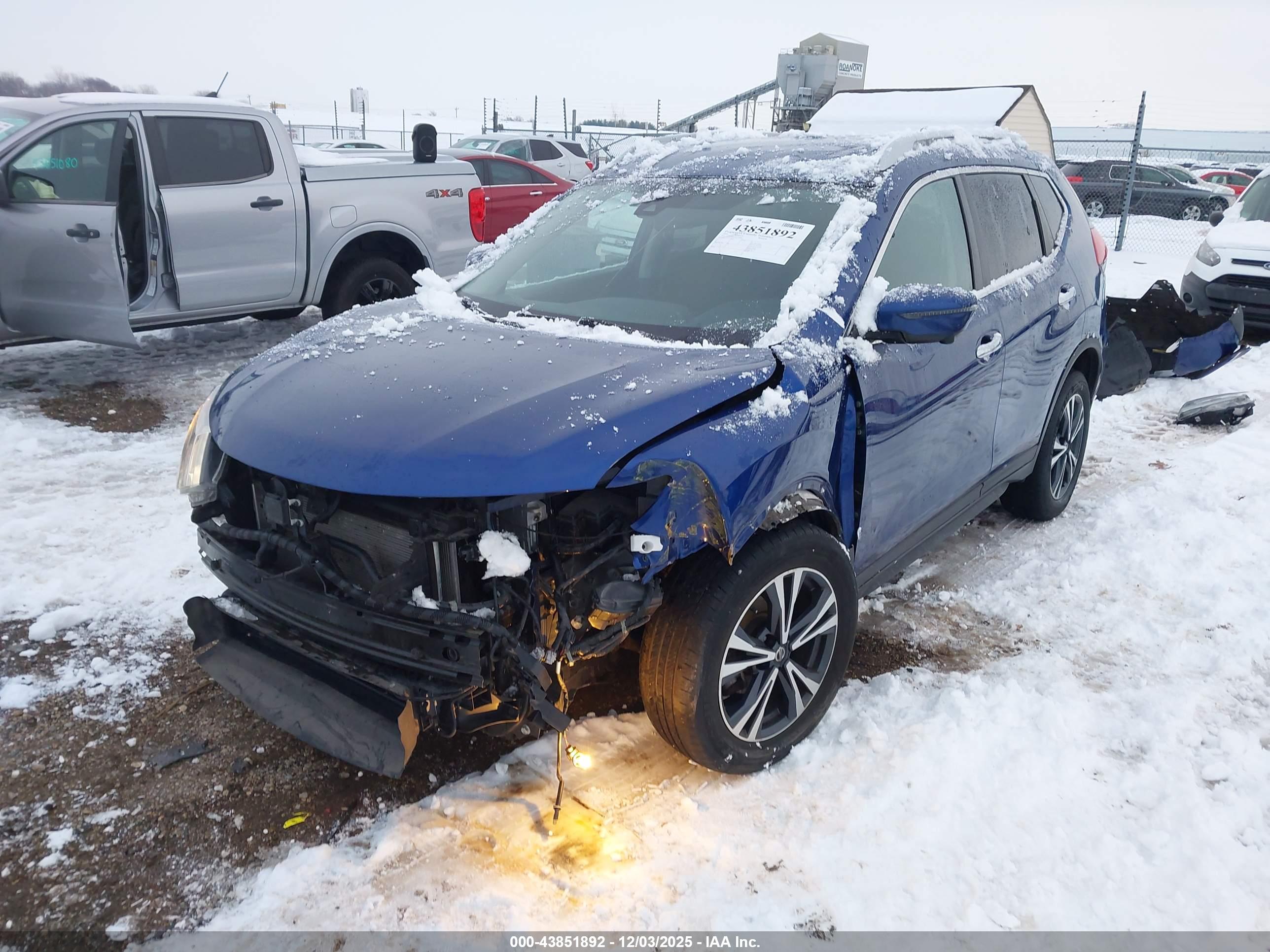 NISSAN ROGUE image 2
