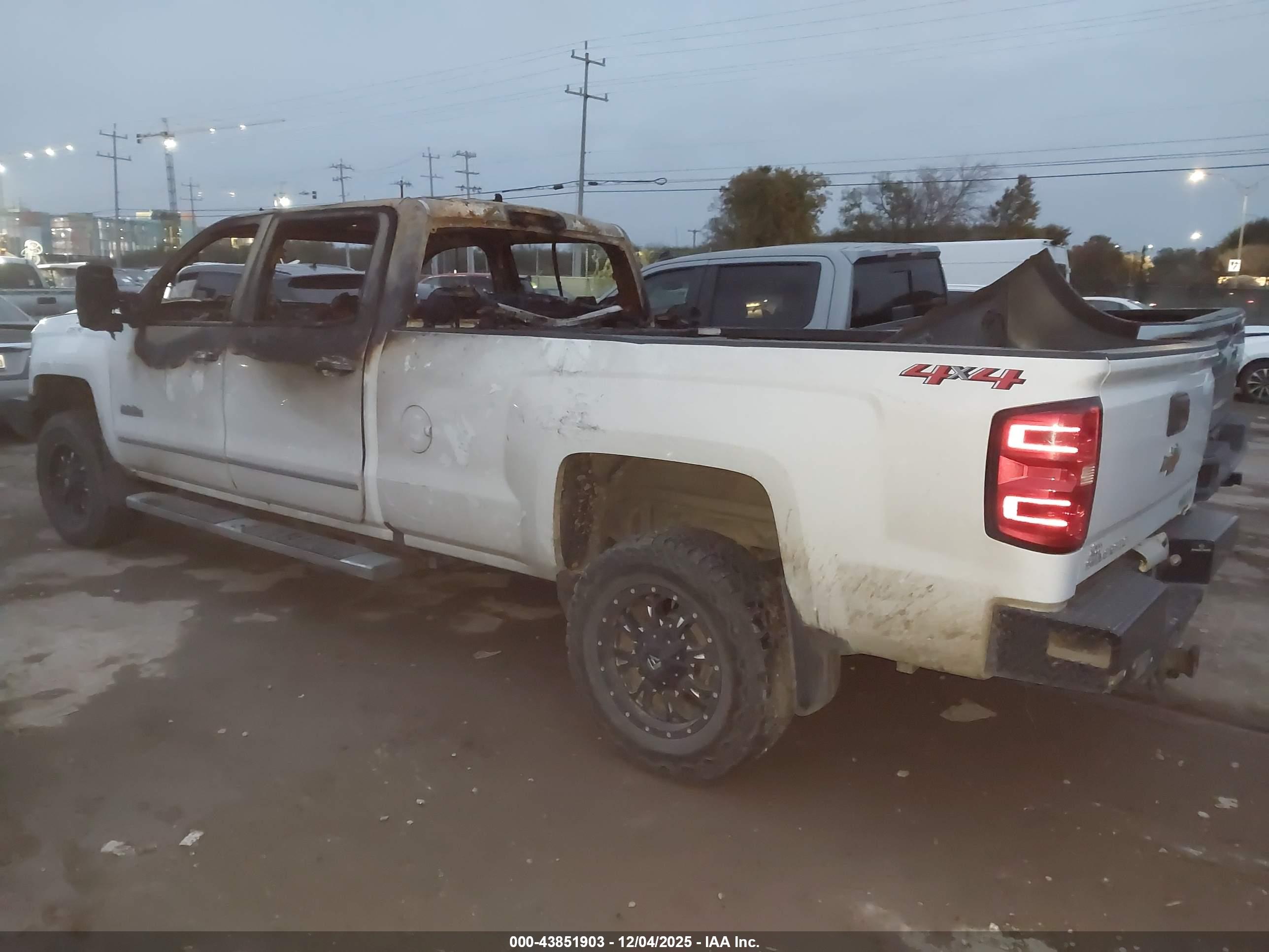 CHEVROLET SILVERADO image 4