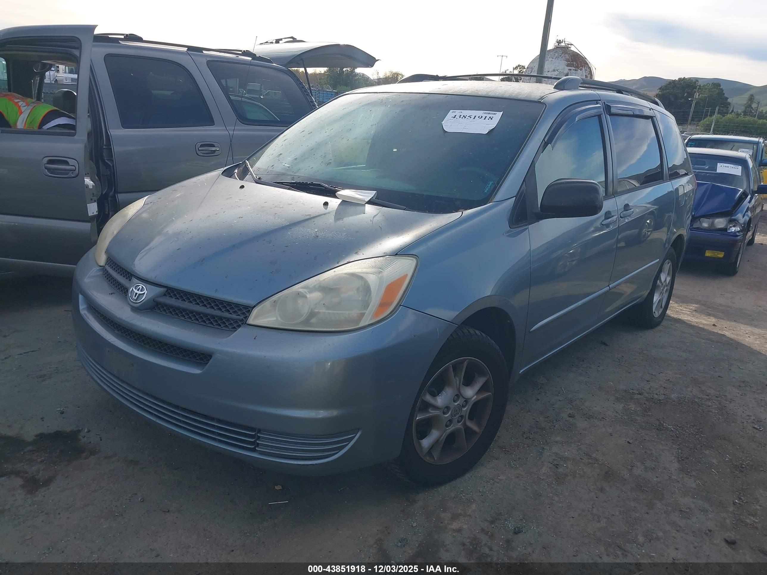 TOYOTA SIENNA image 2