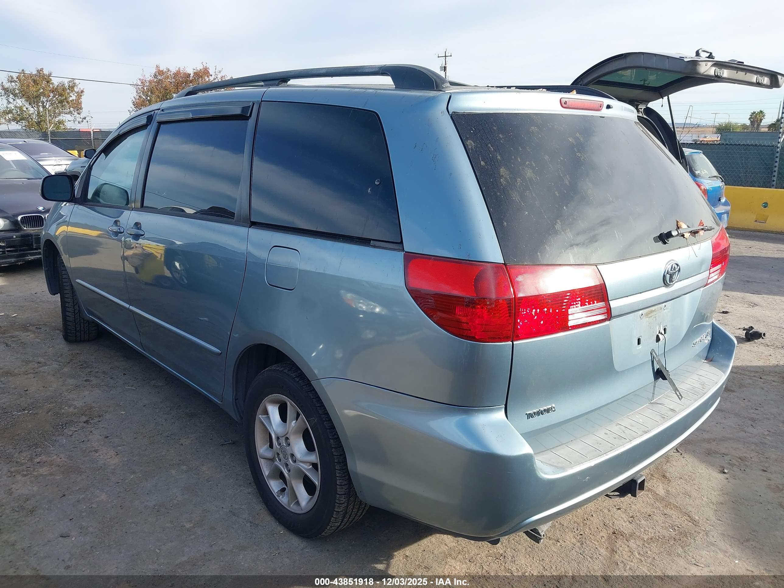 TOYOTA SIENNA image 3