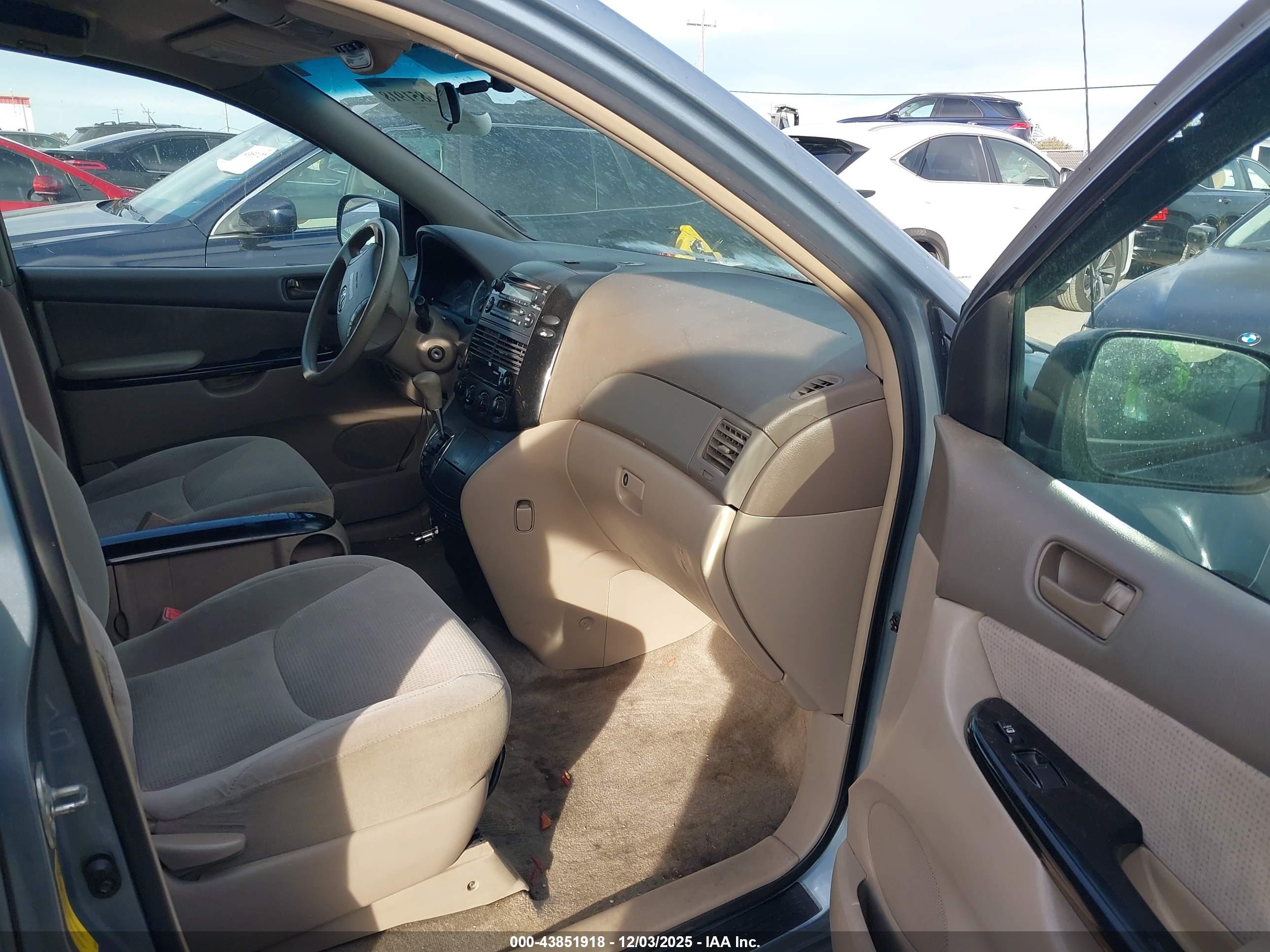 TOYOTA SIENNA image 5