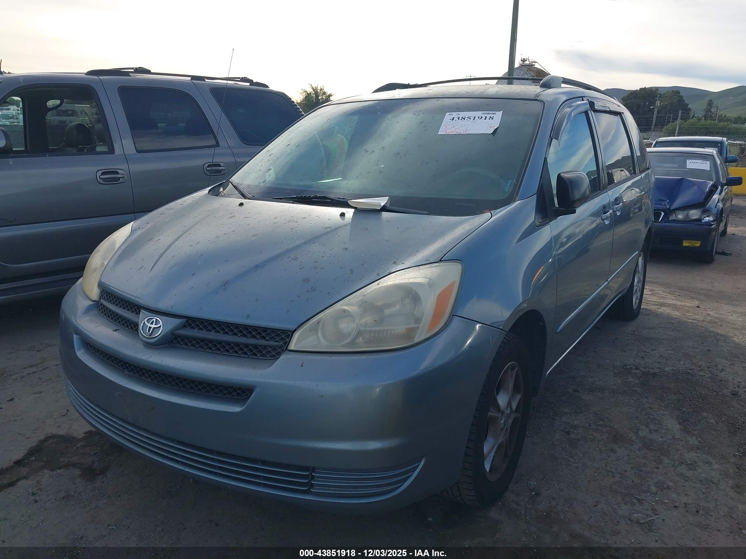 TOYOTA SIENNA image 6