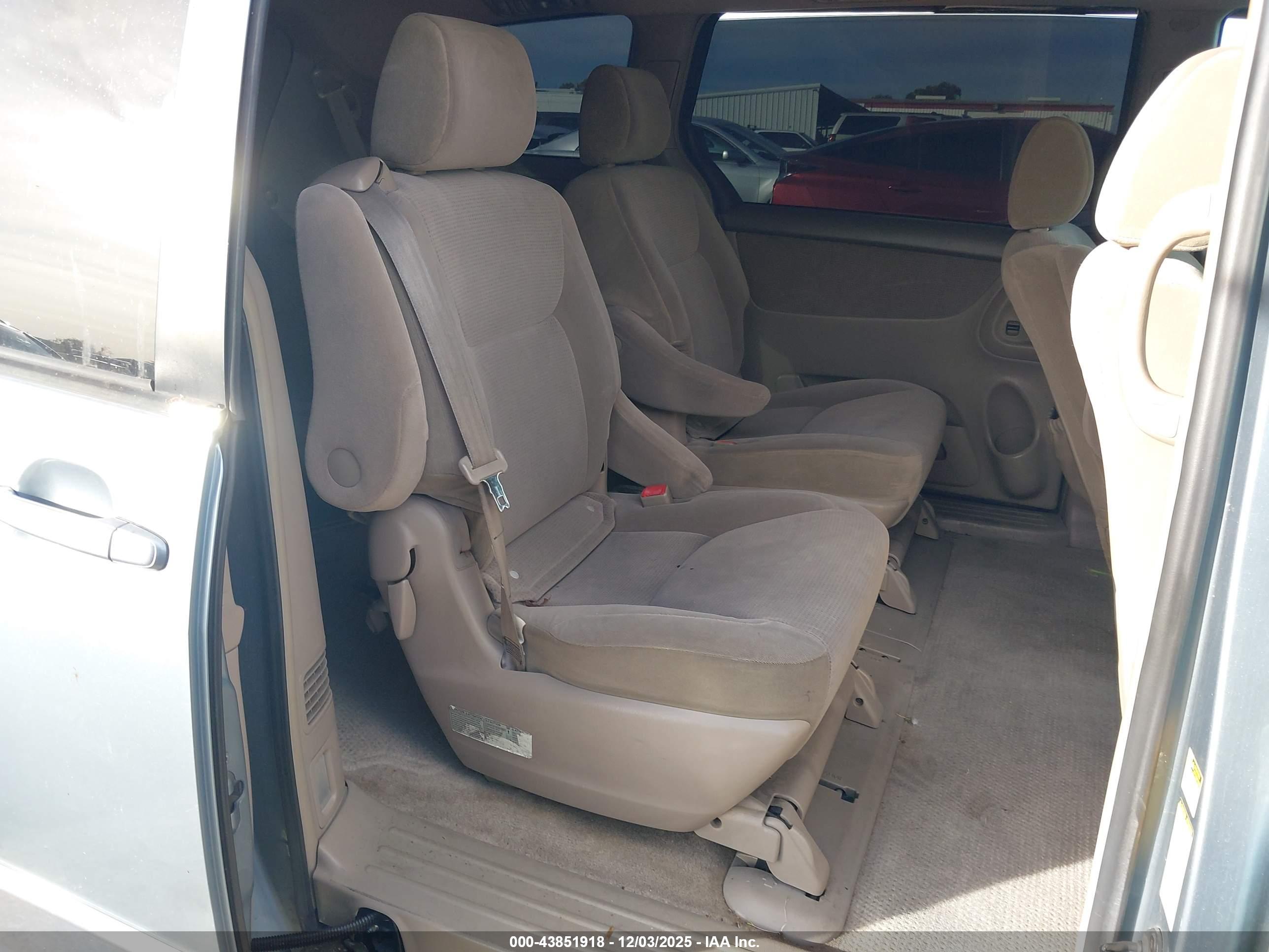 TOYOTA SIENNA image 8