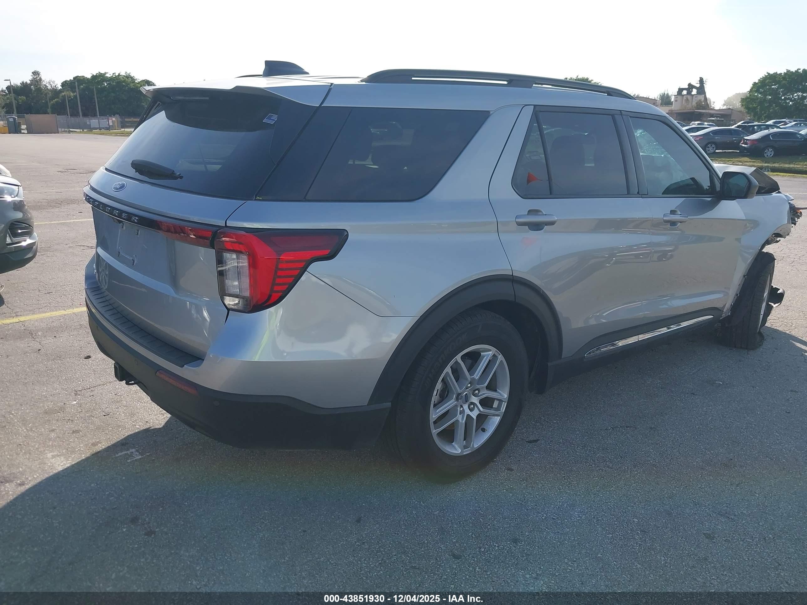 FORD EXPLORER image 4
