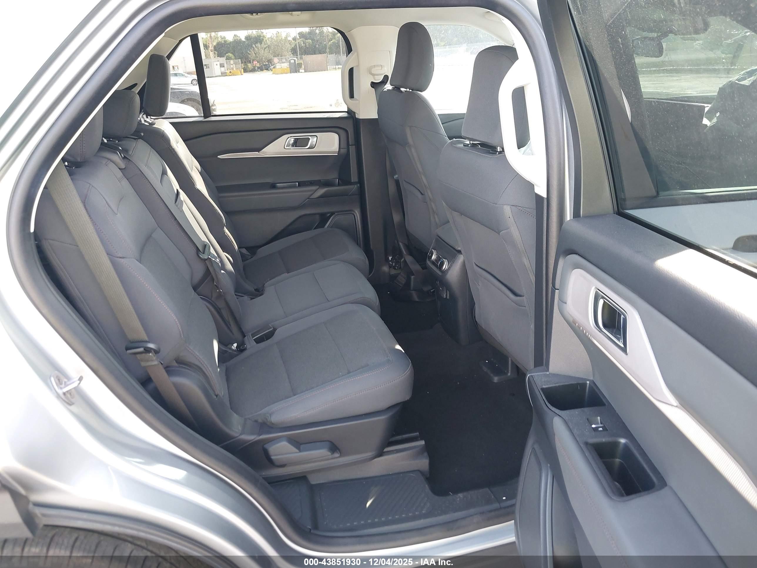 FORD EXPLORER image 8