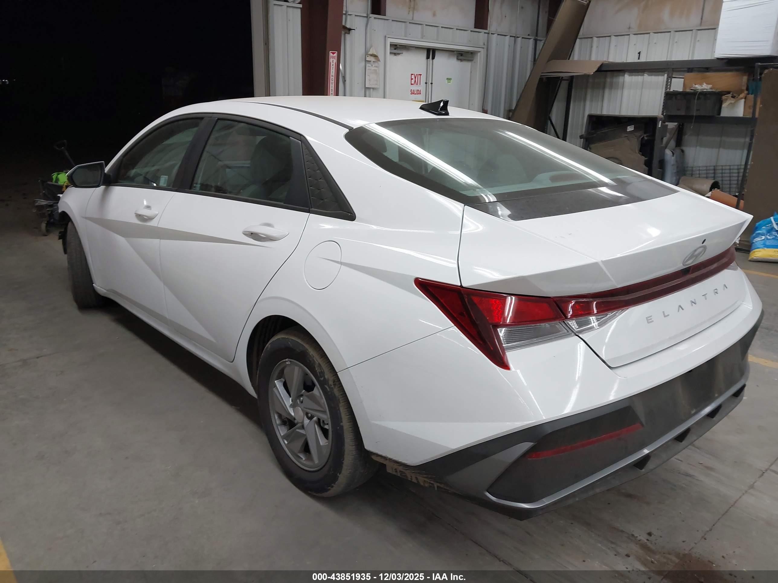 HYUNDAI ELANTRA image 3