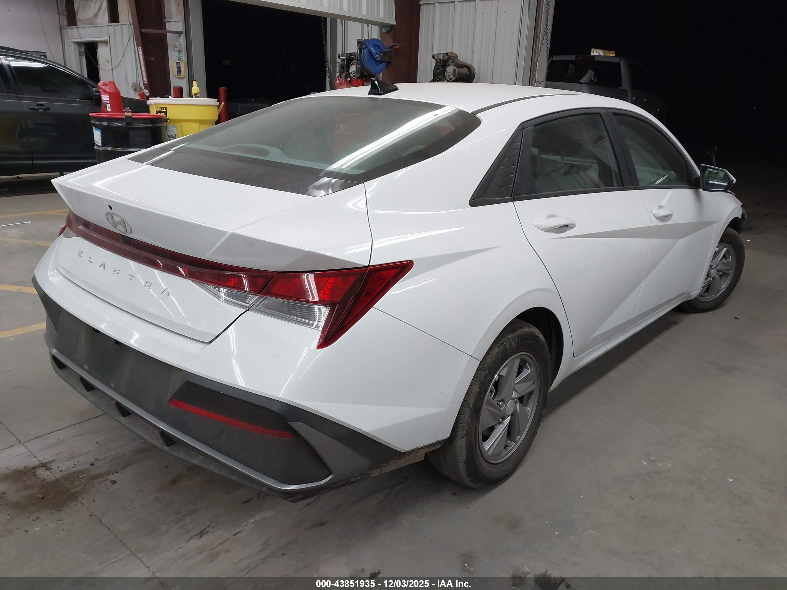 HYUNDAI ELANTRA image 4