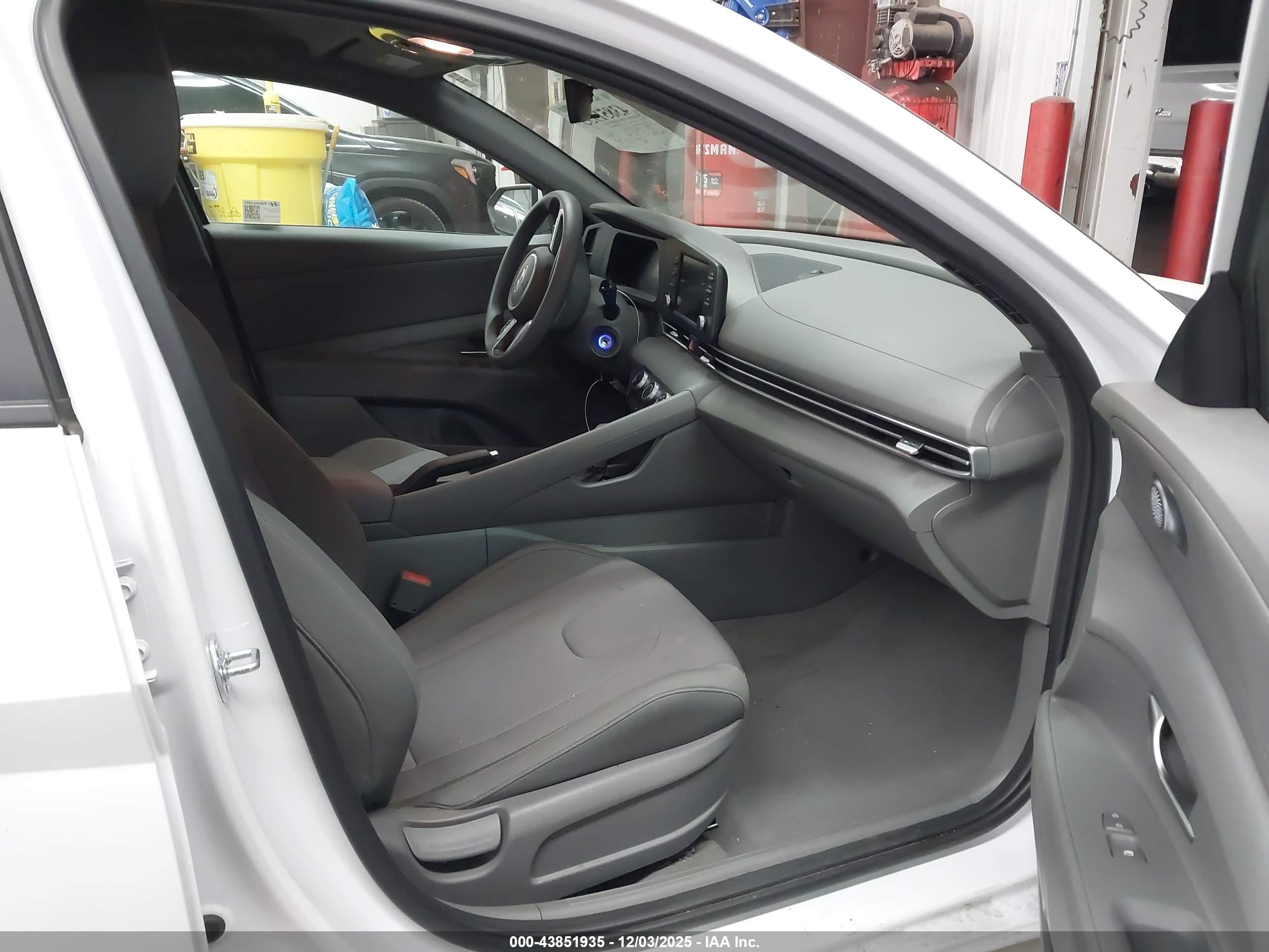 HYUNDAI ELANTRA image 5