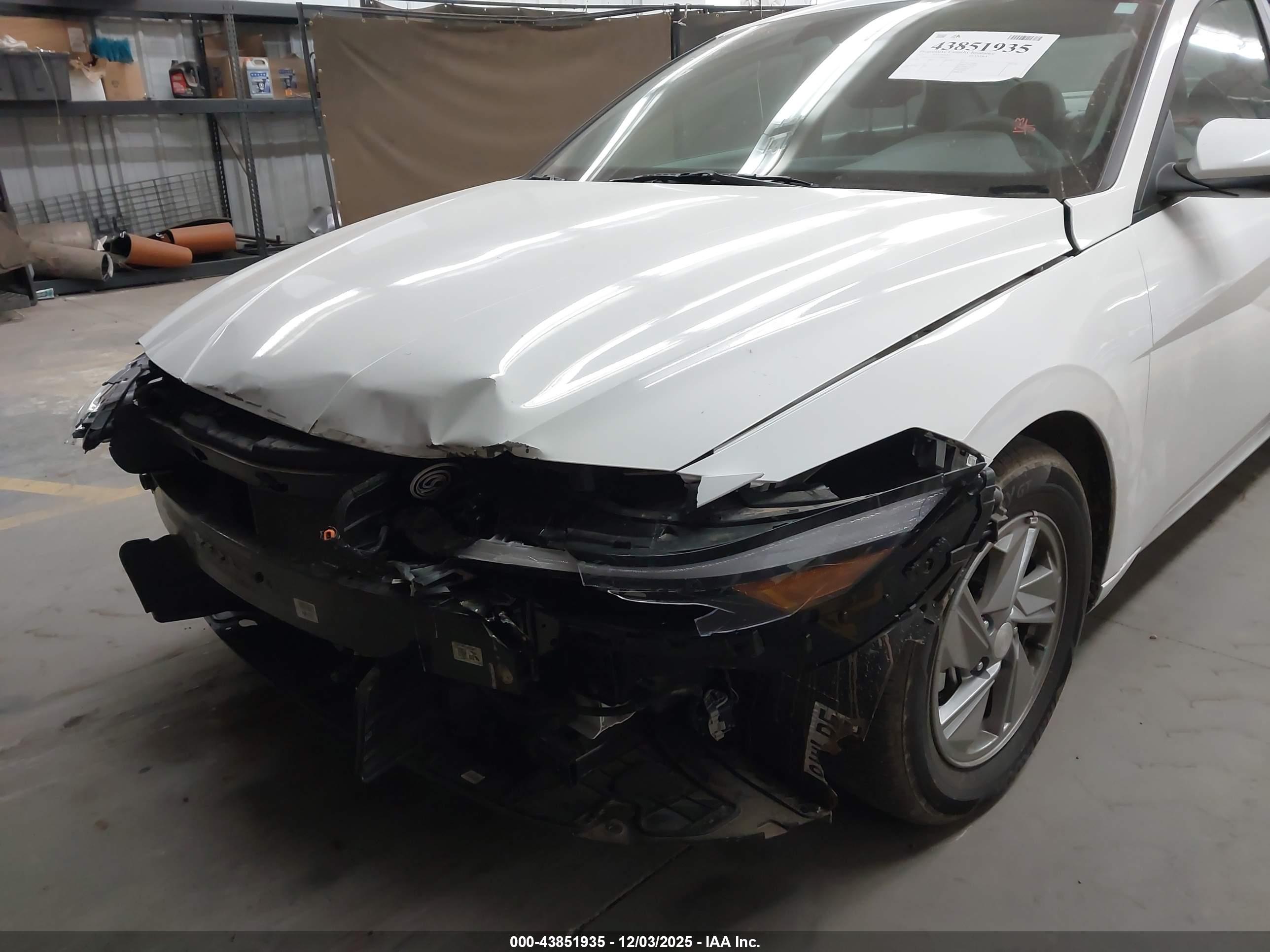 HYUNDAI ELANTRA image 6