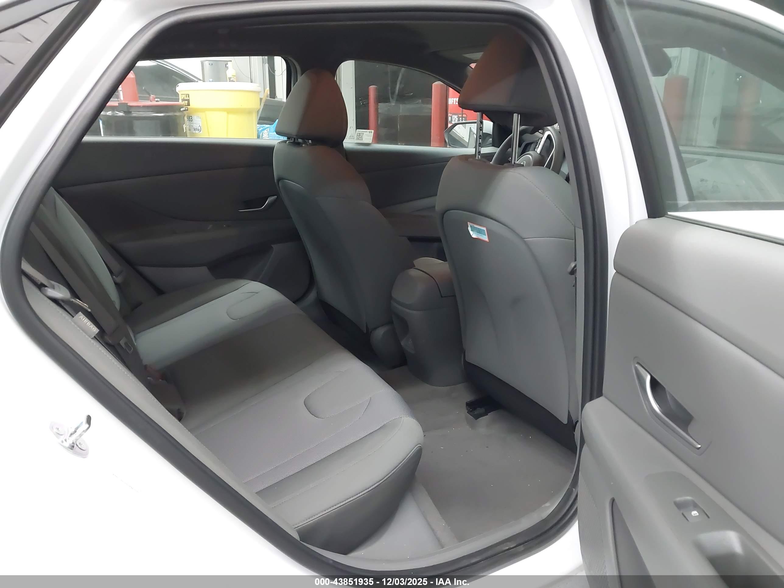 HYUNDAI ELANTRA image 8