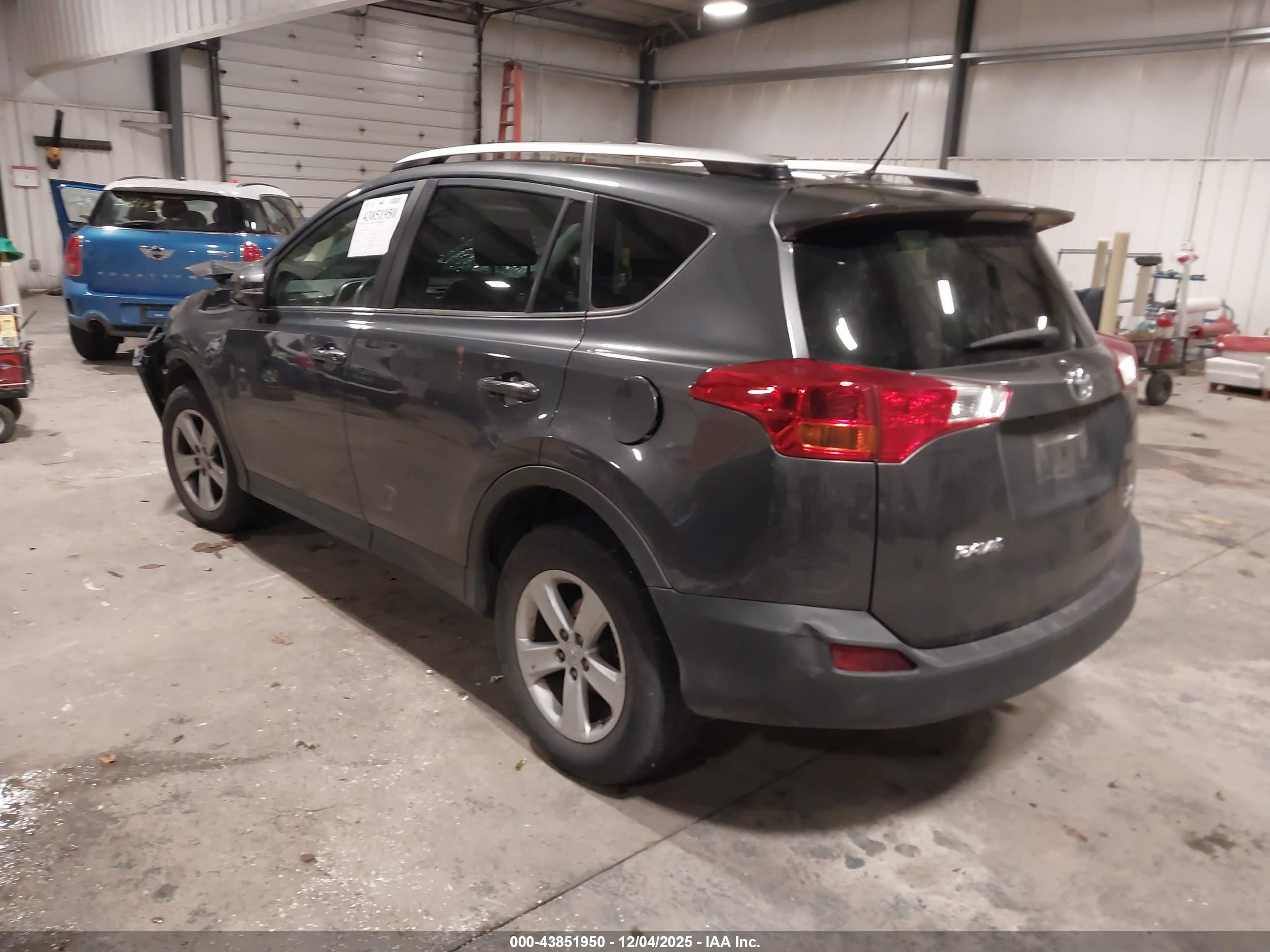 TOYOTA RAV4 image 3
