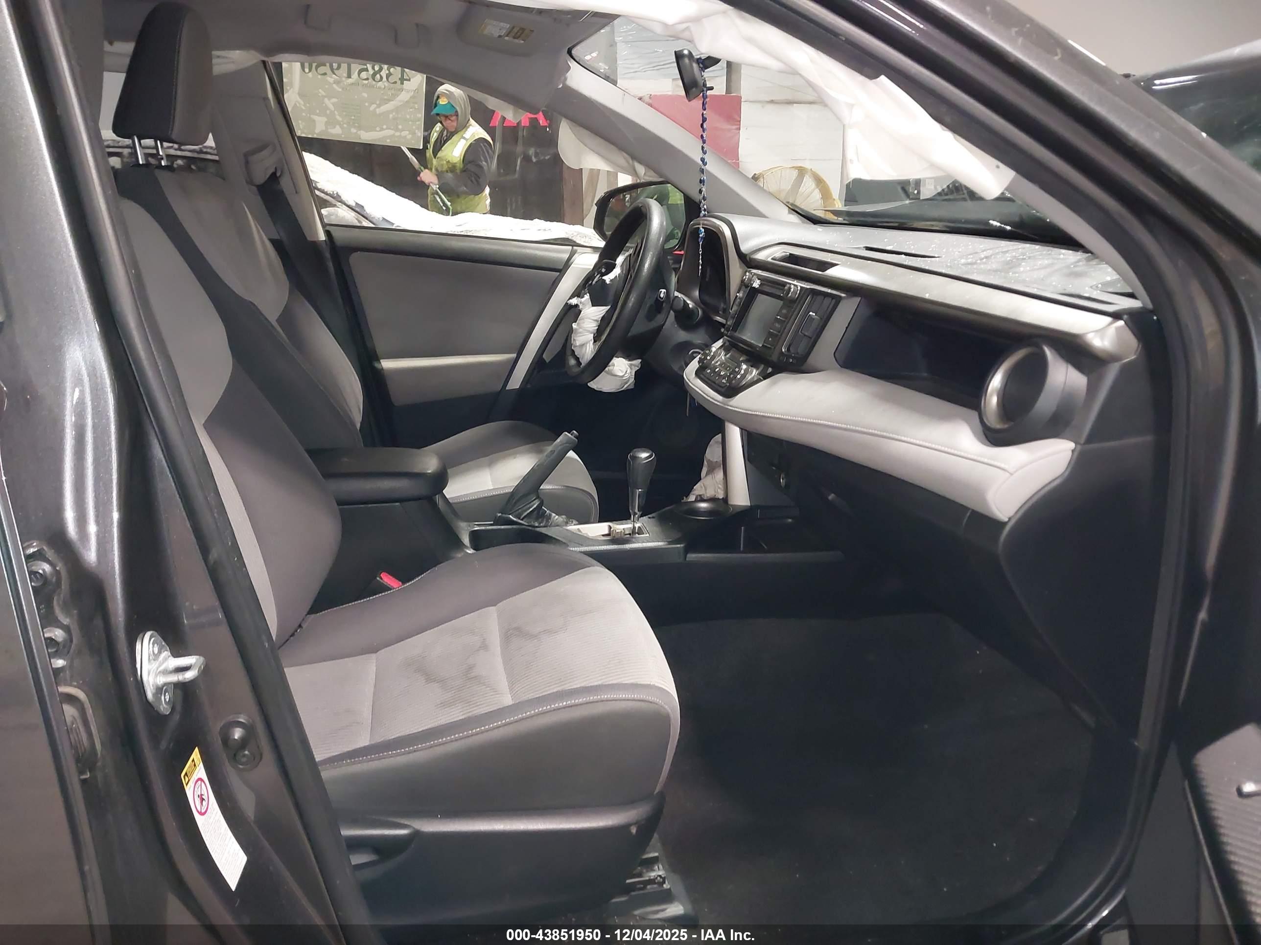 TOYOTA RAV4 image 5