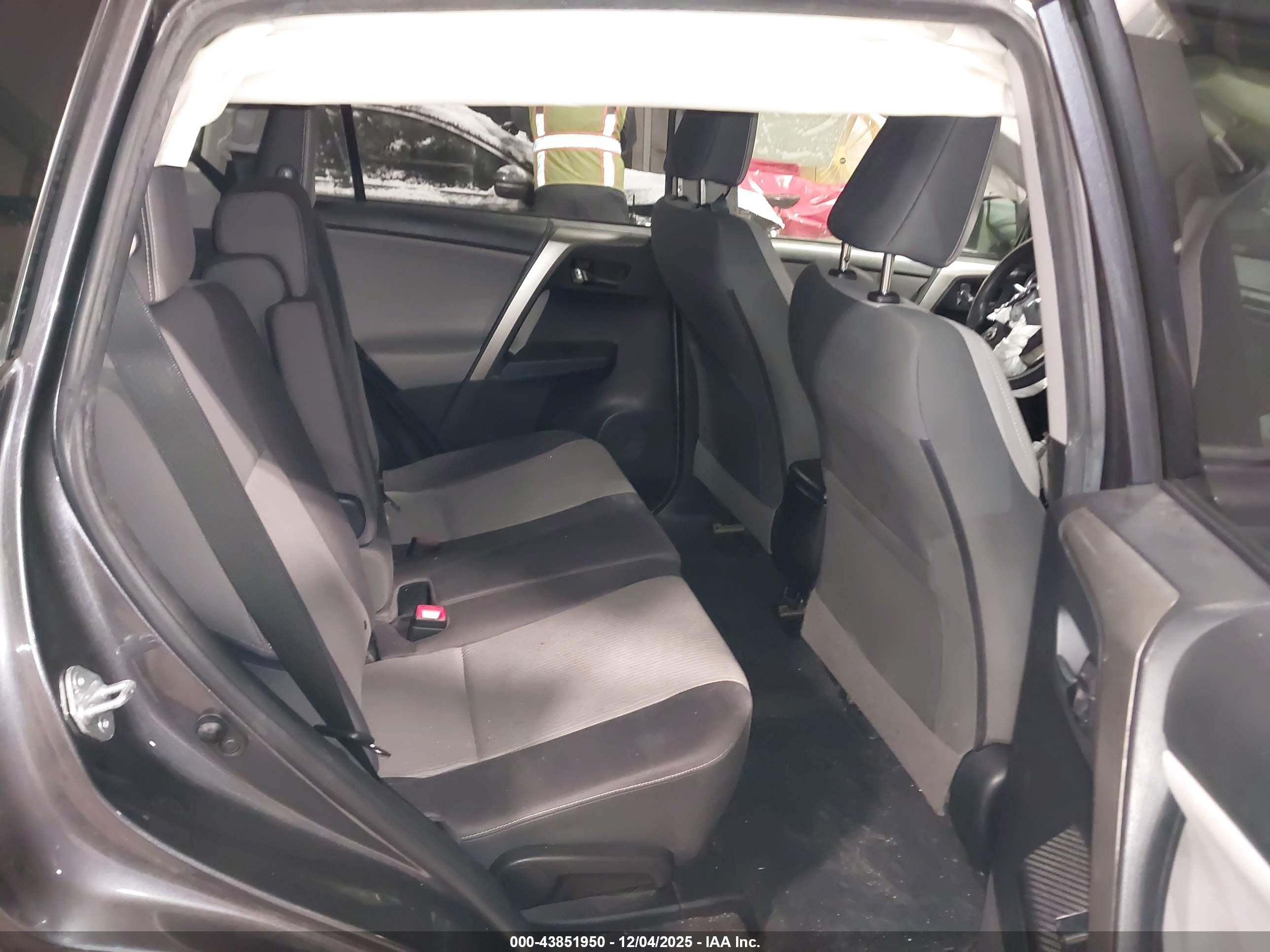 TOYOTA RAV4 image 8