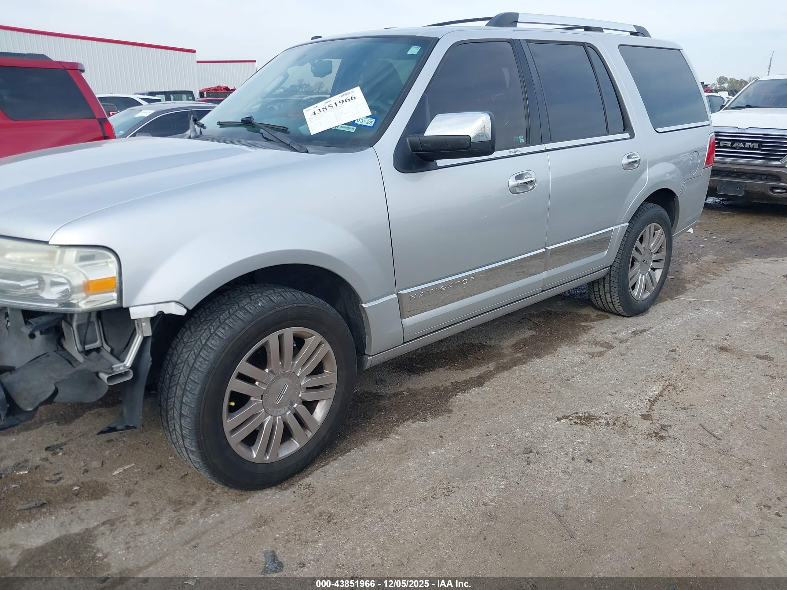 LINCOLN NAVIGATOR image 2