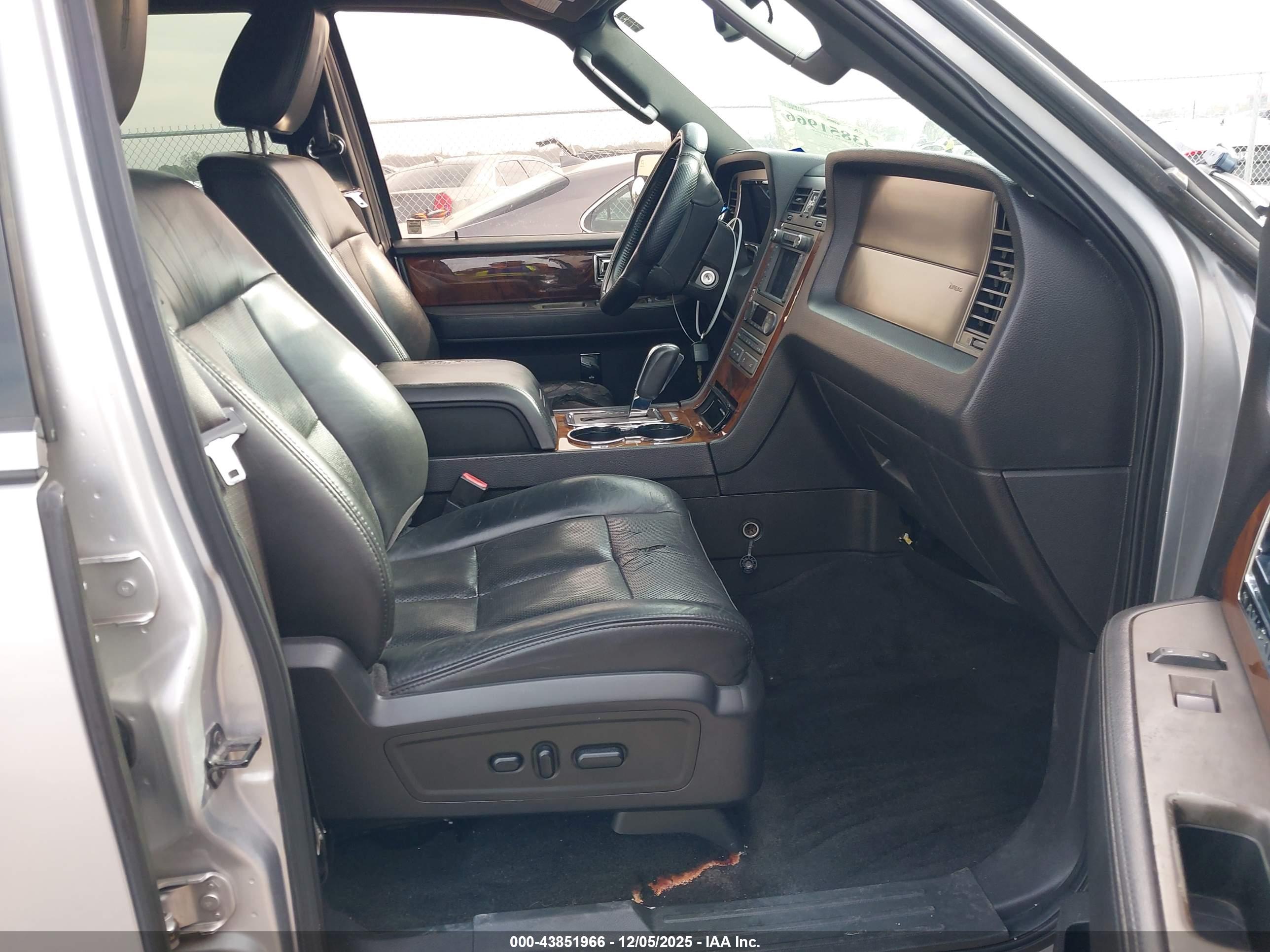 LINCOLN NAVIGATOR image 5