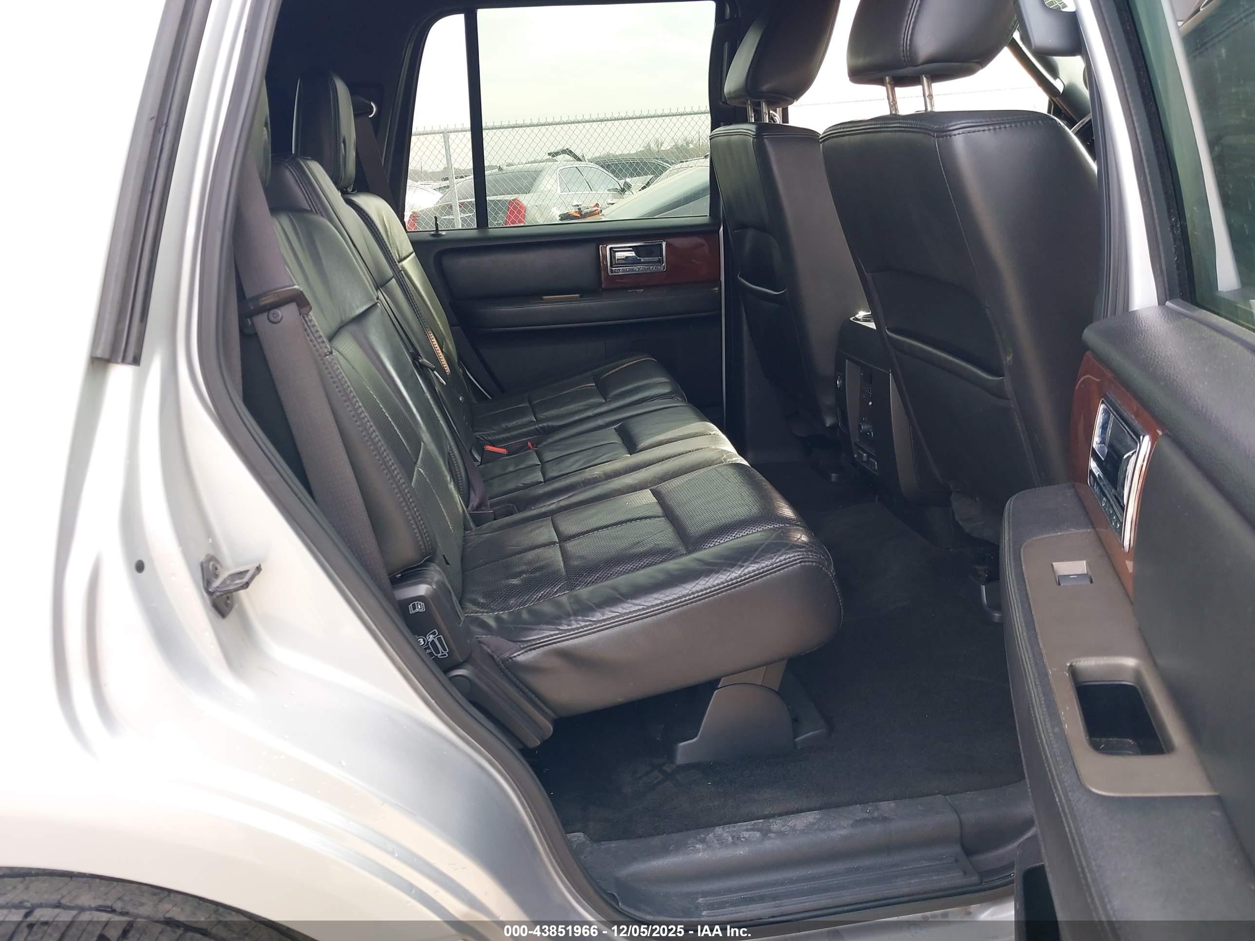 LINCOLN NAVIGATOR image 8