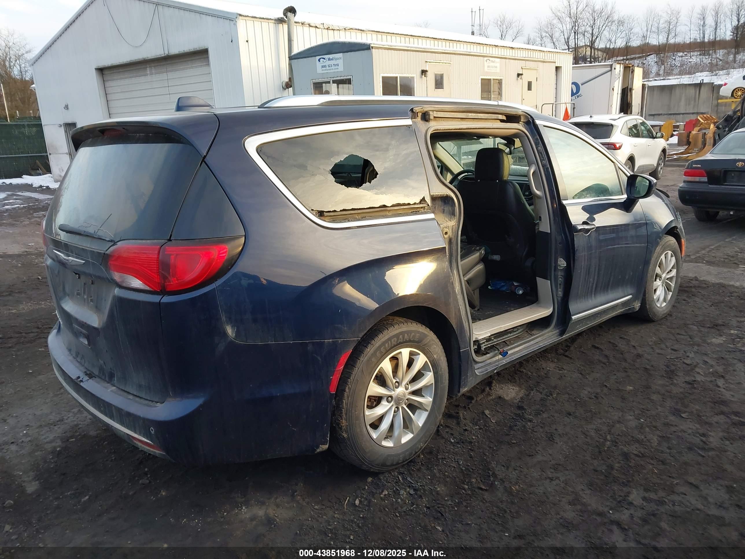 CHRYSLER PACIFICA image 4