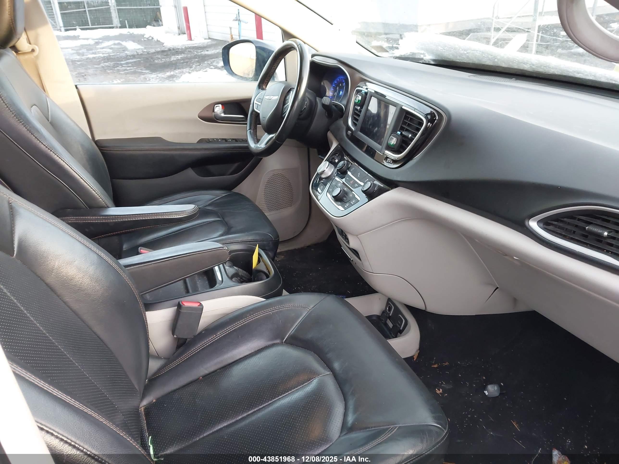 CHRYSLER PACIFICA image 5
