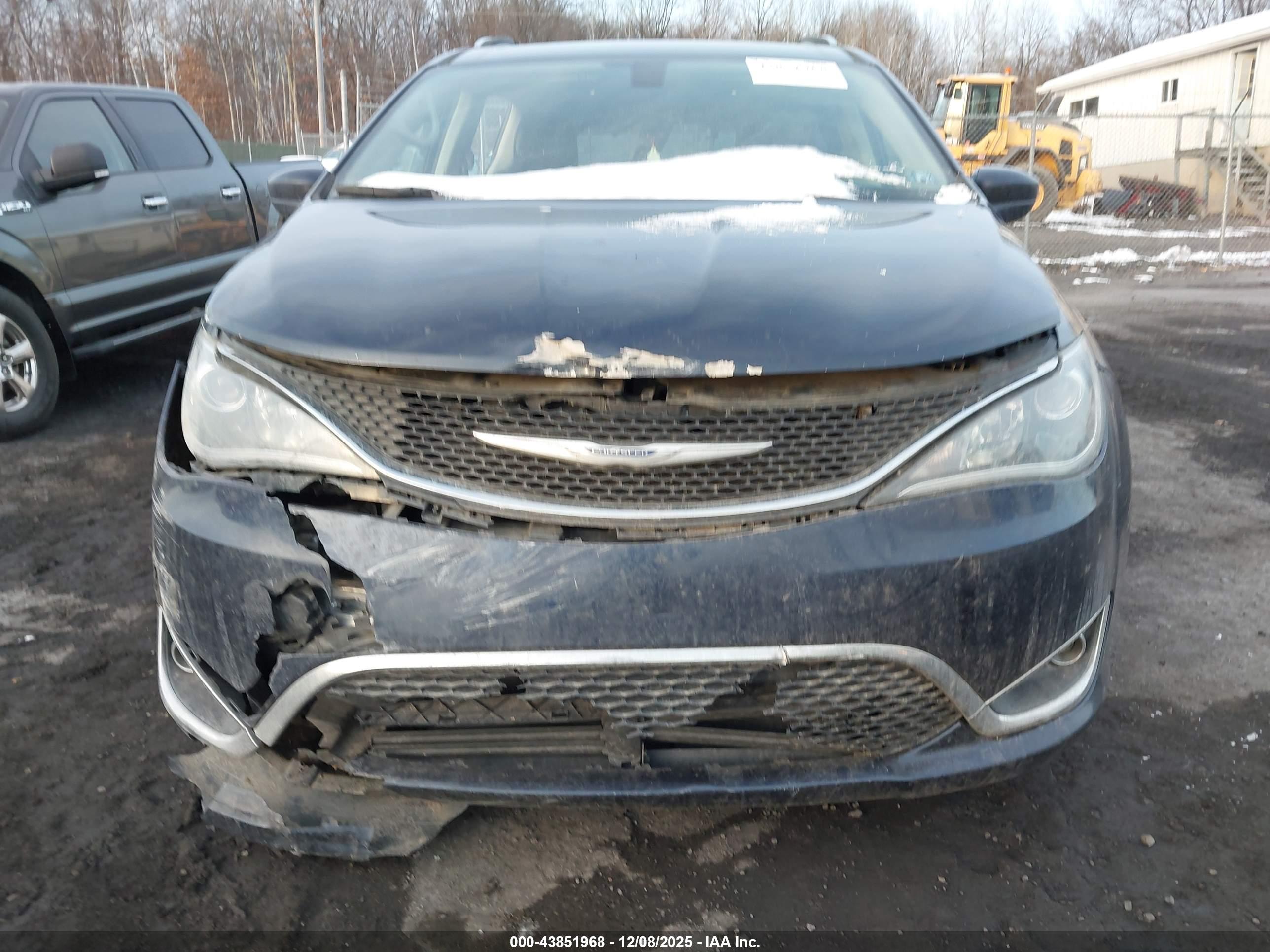 CHRYSLER PACIFICA image 6