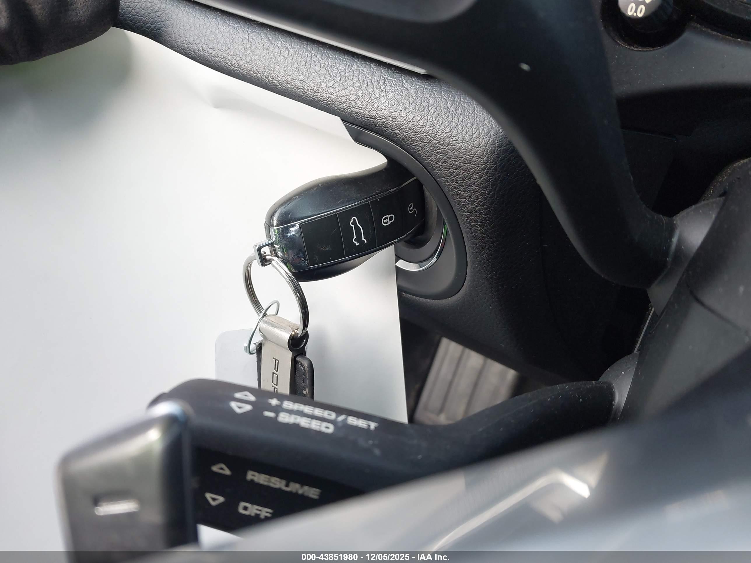PORSCHE MACAN image 11
