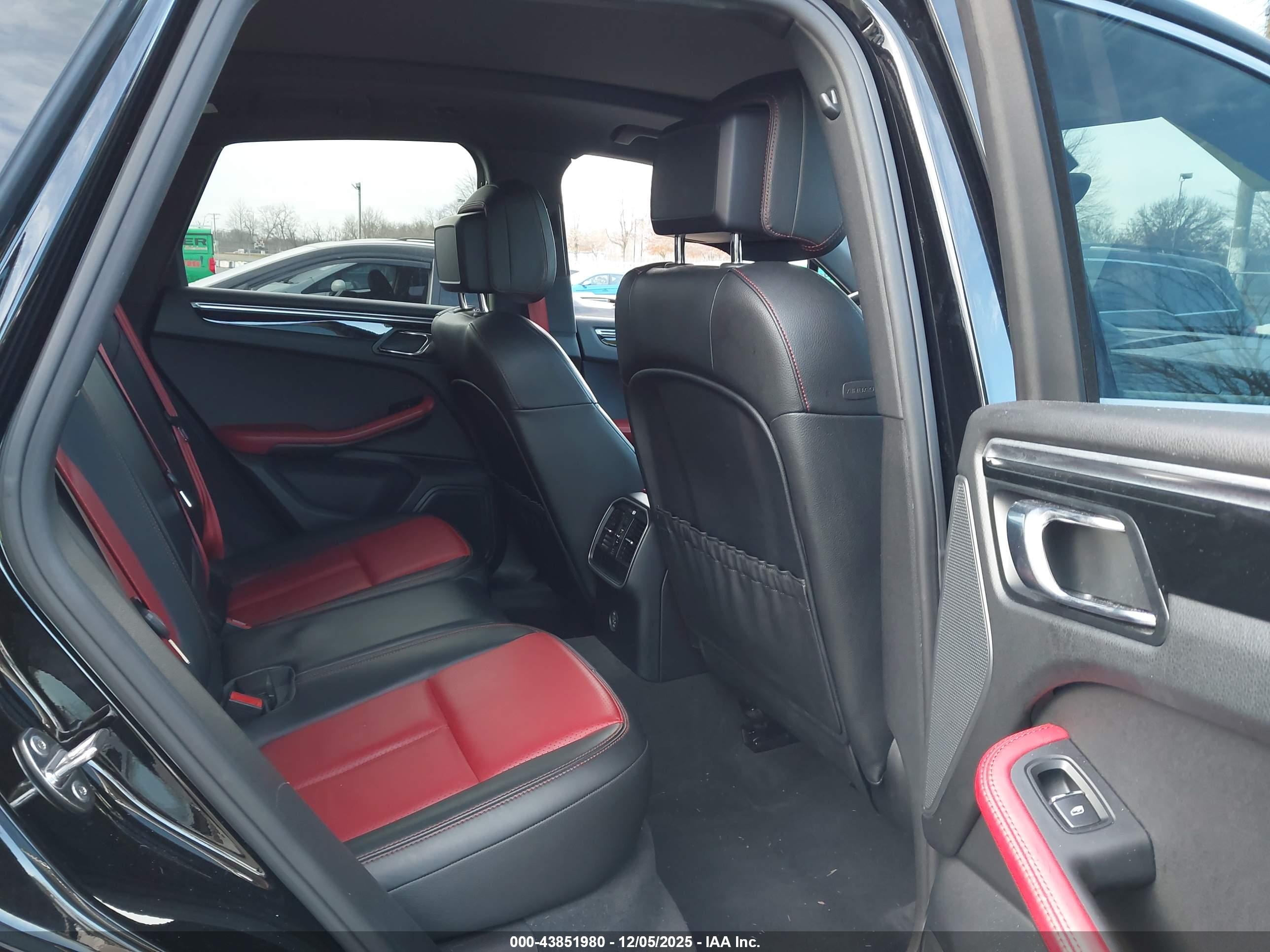 PORSCHE MACAN image 8