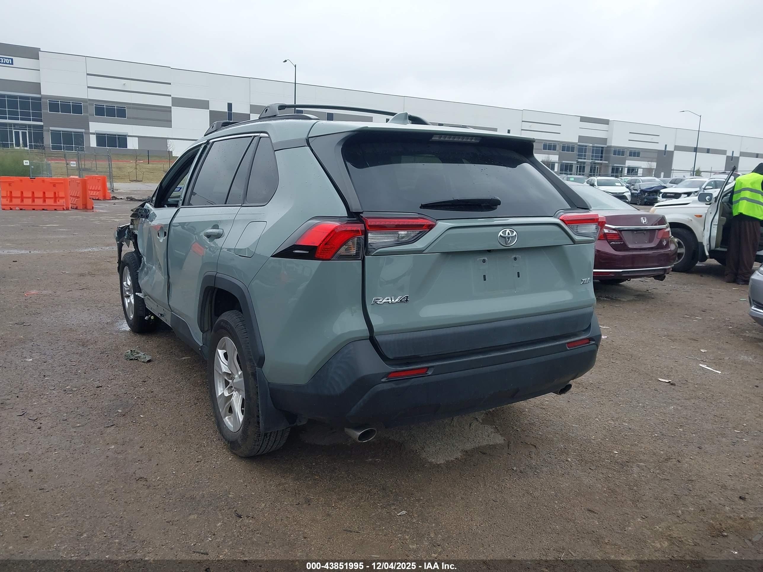 TOYOTA RAV4 image 3