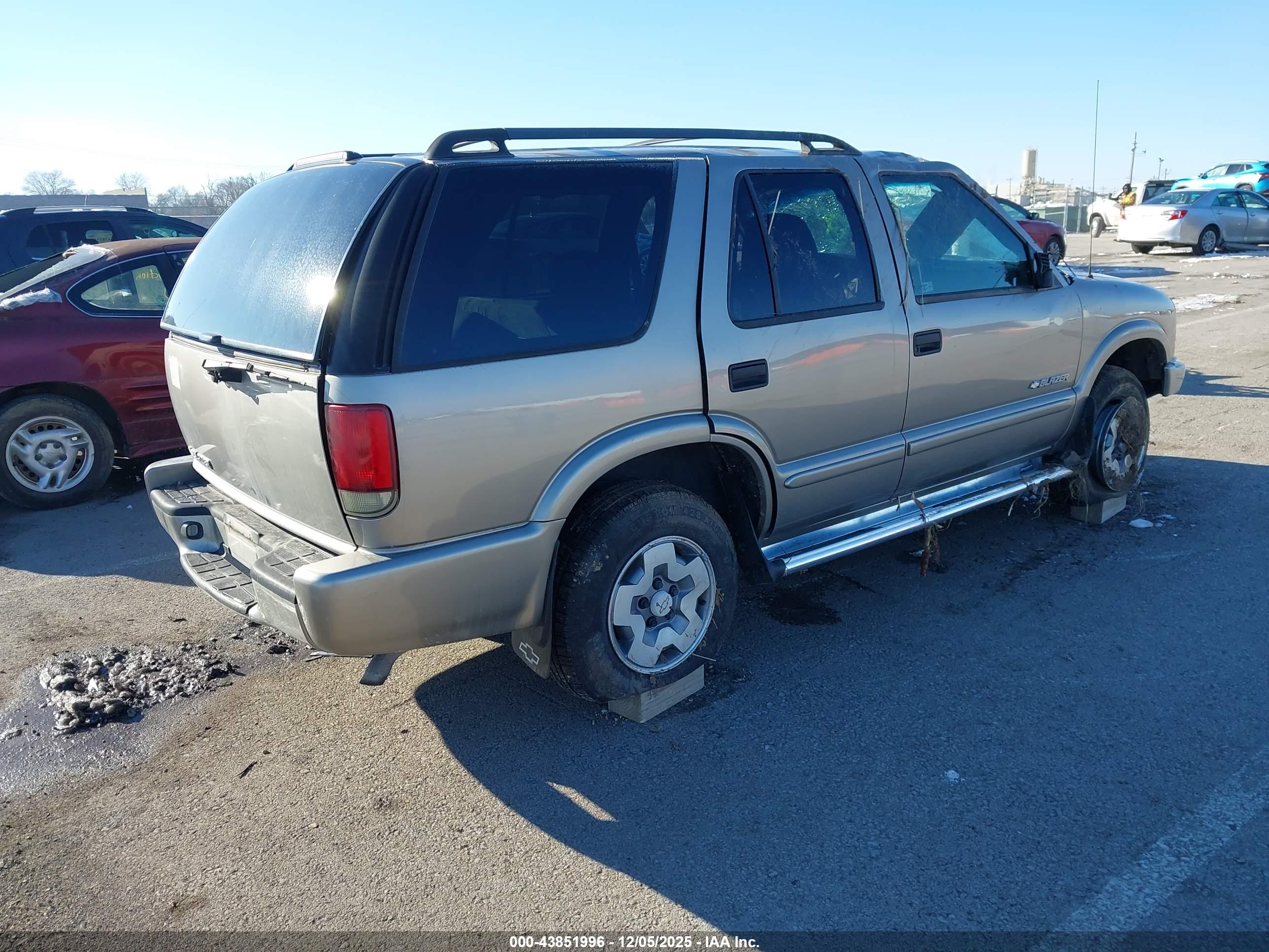 CHEVROLET BLAZER image 4