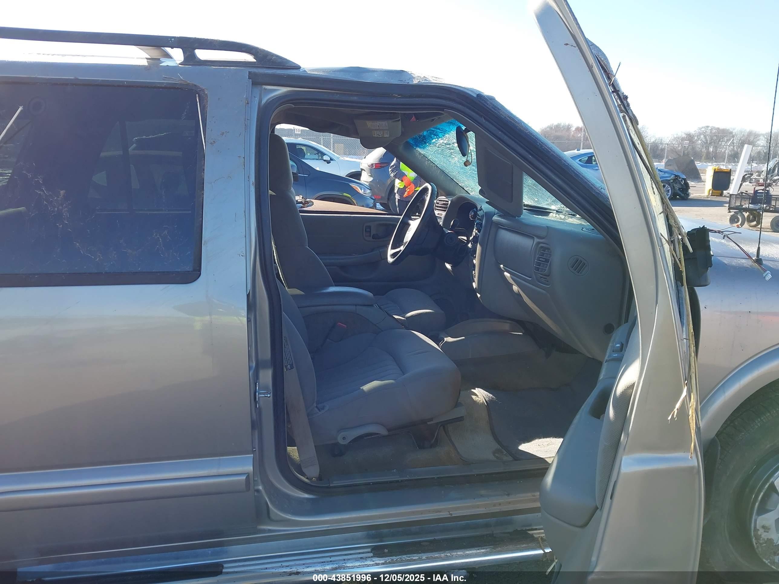 CHEVROLET BLAZER image 5