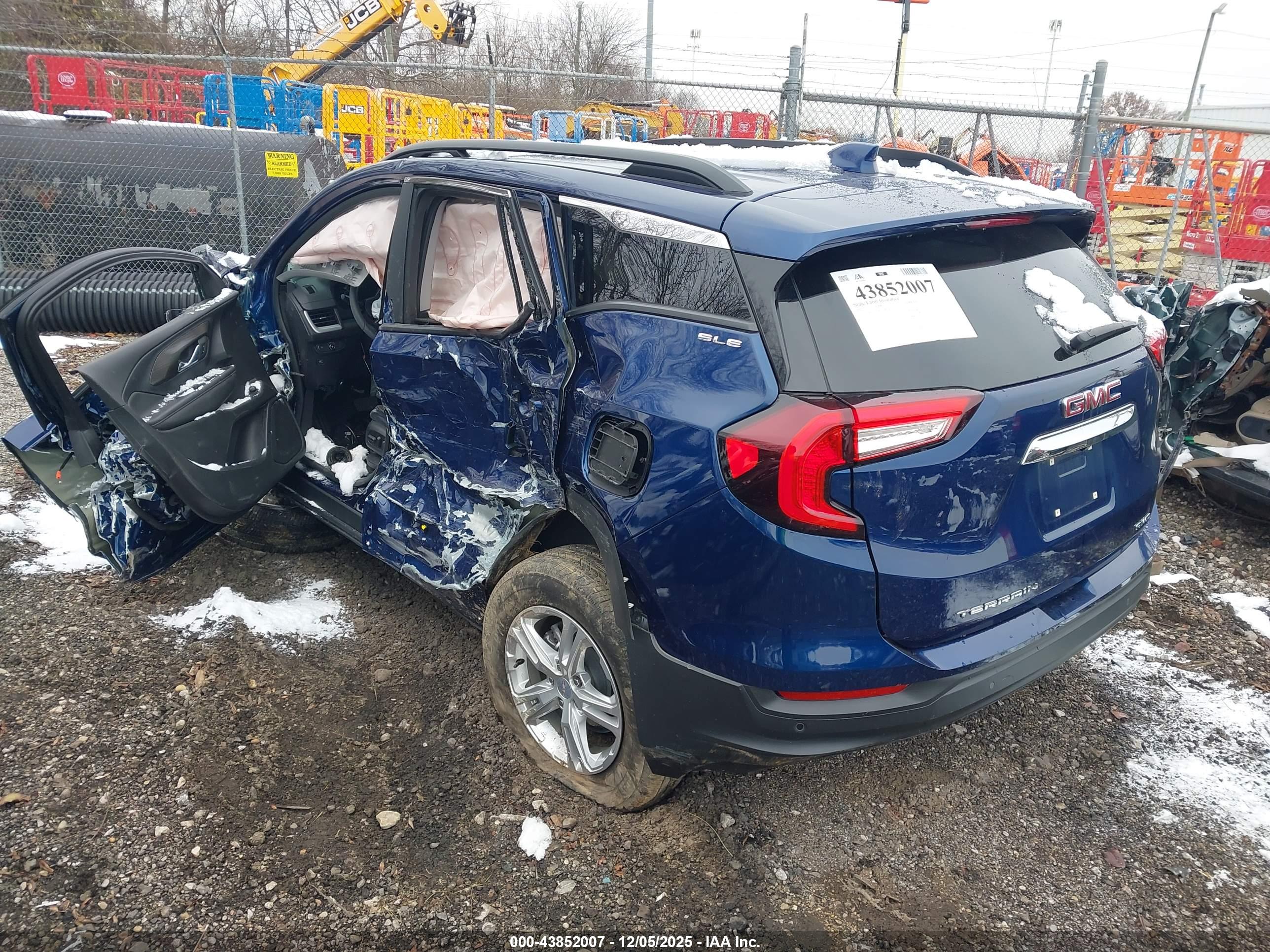 GMC TERRAIN image 3