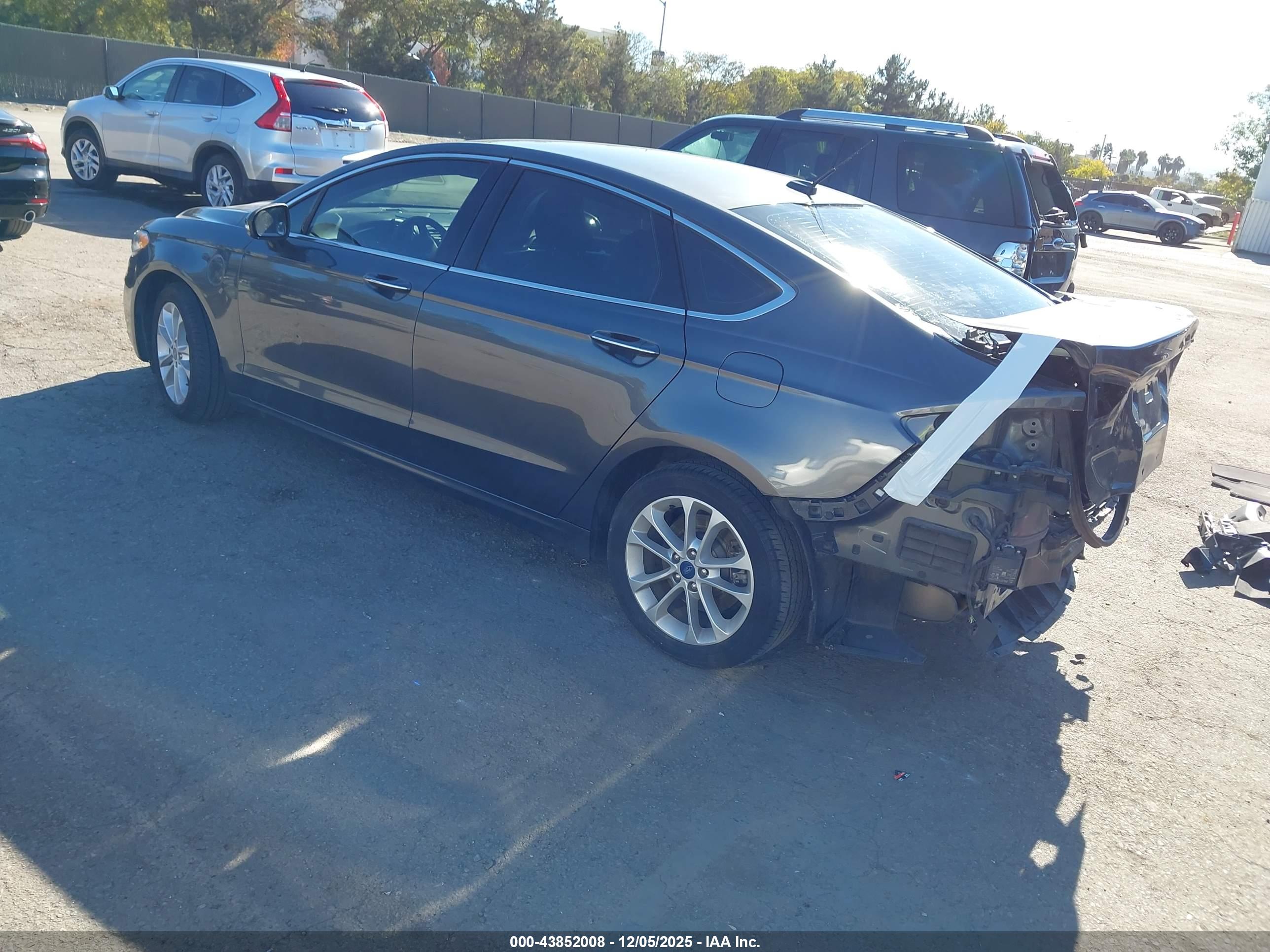 FORD FUSION image 3
