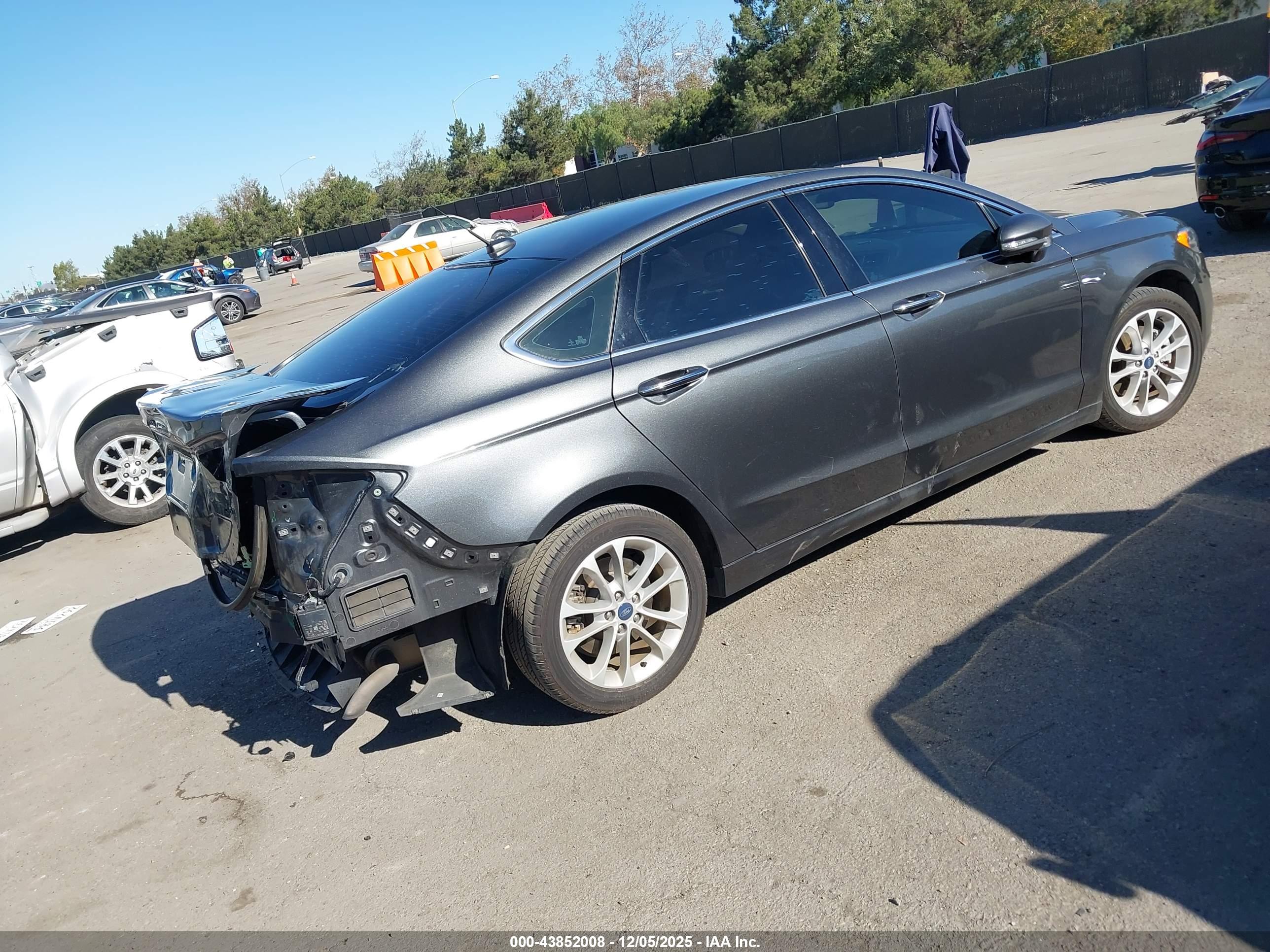 FORD FUSION image 4