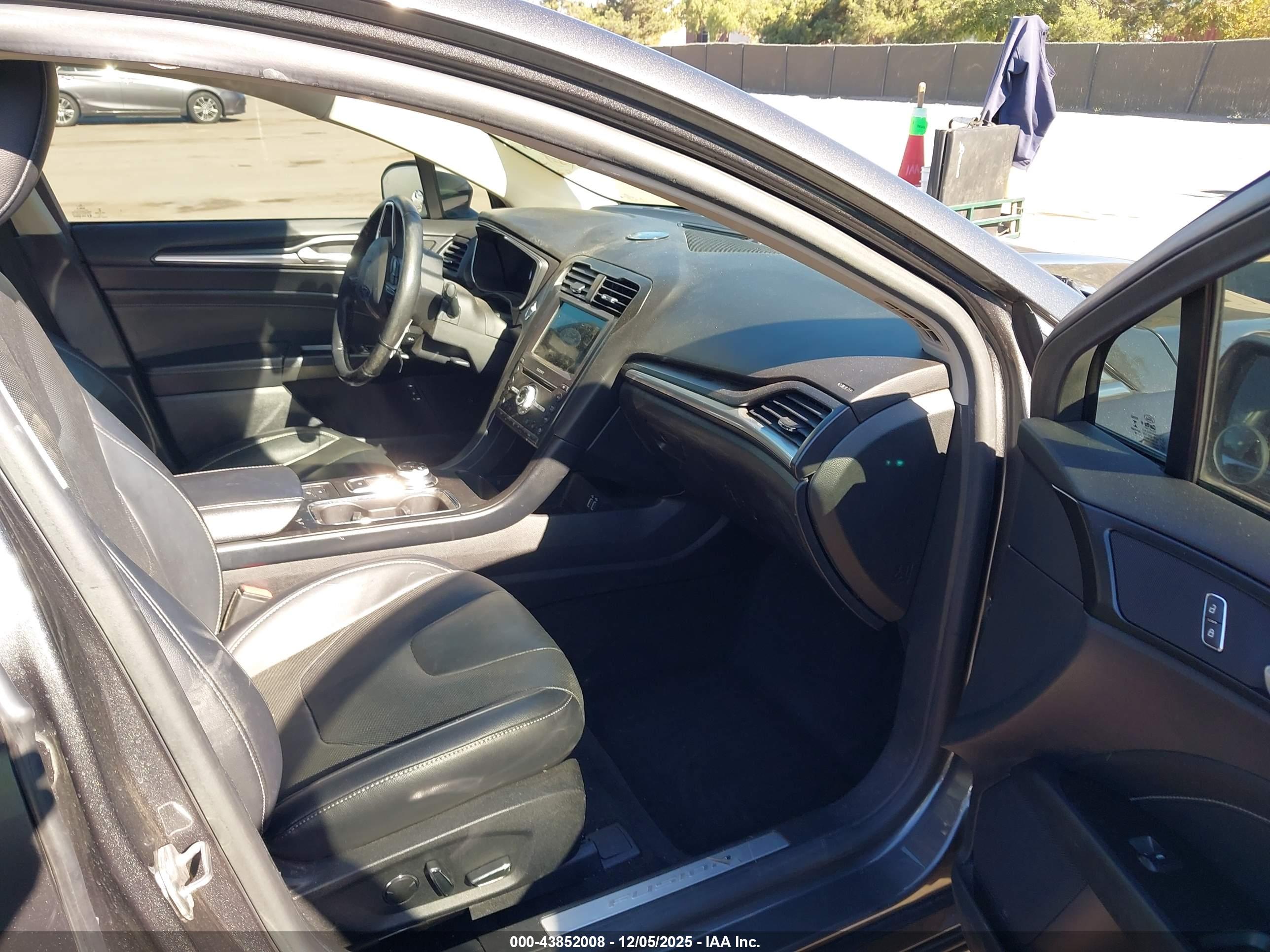FORD FUSION image 5